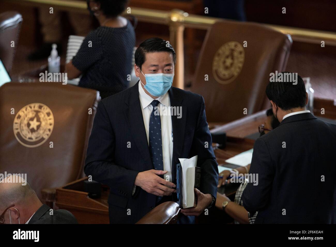 Austin, TX États-Unis 31 mars 2021: Le représentant de l'État Gene Wu, D-Houston, sur le plancher de la Chambre des représentants du Texas pendant les lectures de routine de projet de loi à la 87e session législative du Texas. Les projets de loi d'urgence comprennent la réglementation des compagnies d'électricité, la sécurité aux frontières et l'intervention du coronavirus. Banque D'Images