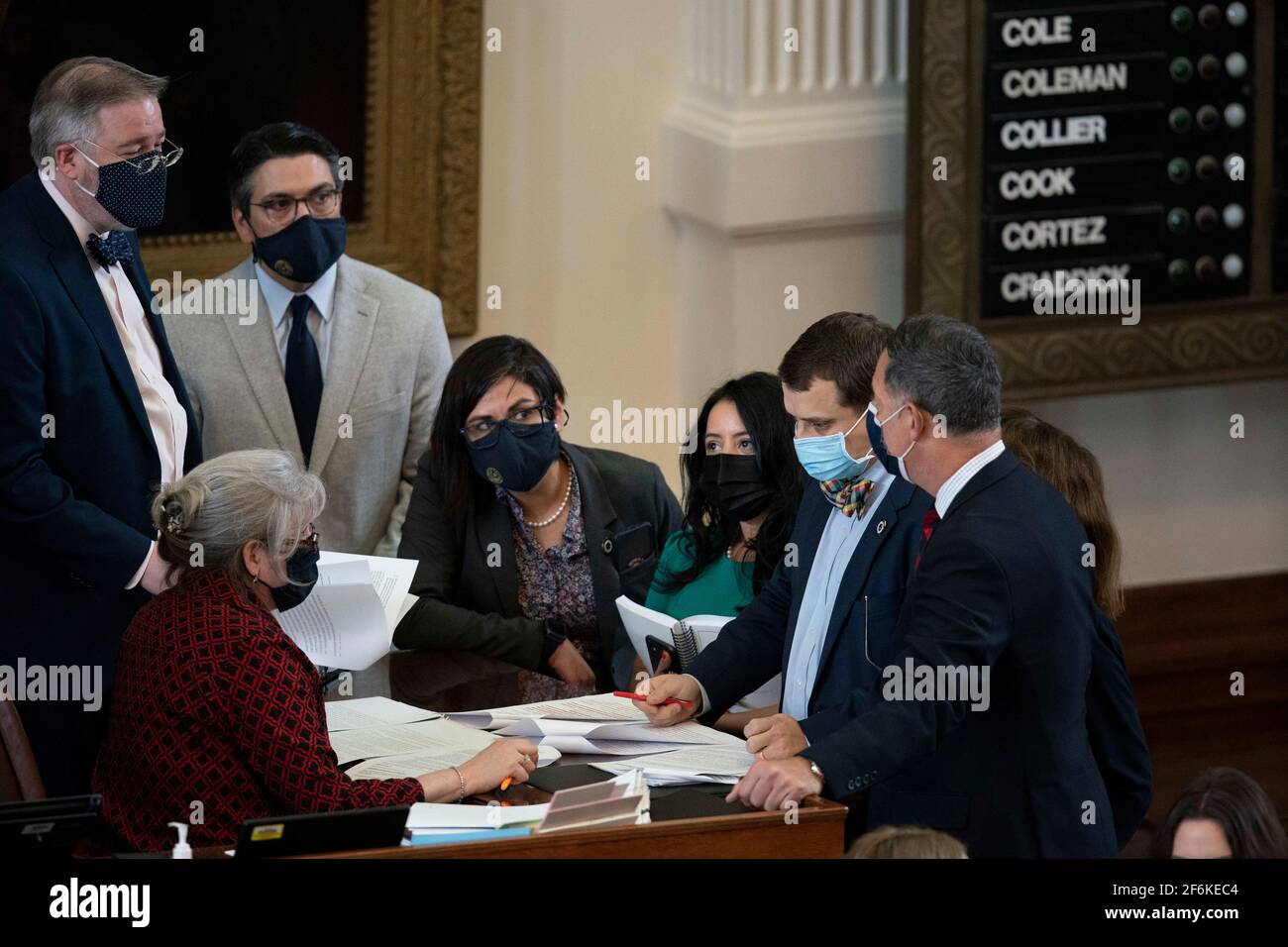 Austin, TX États-Unis 31 mars 2021: Le représentant de l'État Briscoe Cain, R-Houston (port de l'emblème), défis avec un rappel au Règlement sur le plancher de la Chambre des représentants du Texas lors de la lecture courante du projet de loi à la 87e session législative du Texas. ©Bob Daemmrich Banque D'Images