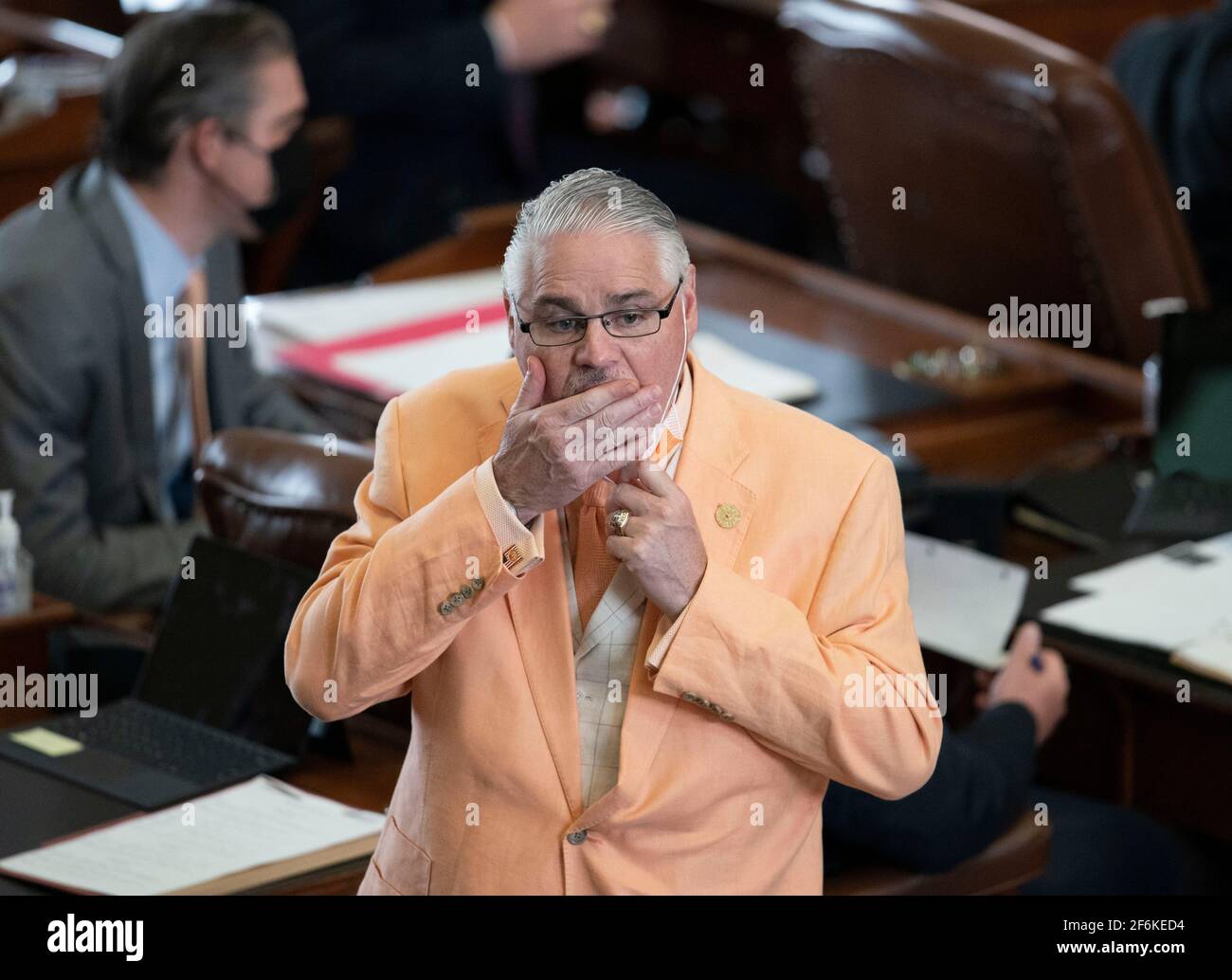 Austin, TX États-Unis 31 mars 2021: Le représentant d'État Dan Huberty, R-Houston, tire son masque sous son menton sur le plancher de la Chambre des représentants du Texas lors de la lecture courante de projet de loi à la 87e session législative du Texas. ©Bob Daemmrich Banque D'Images