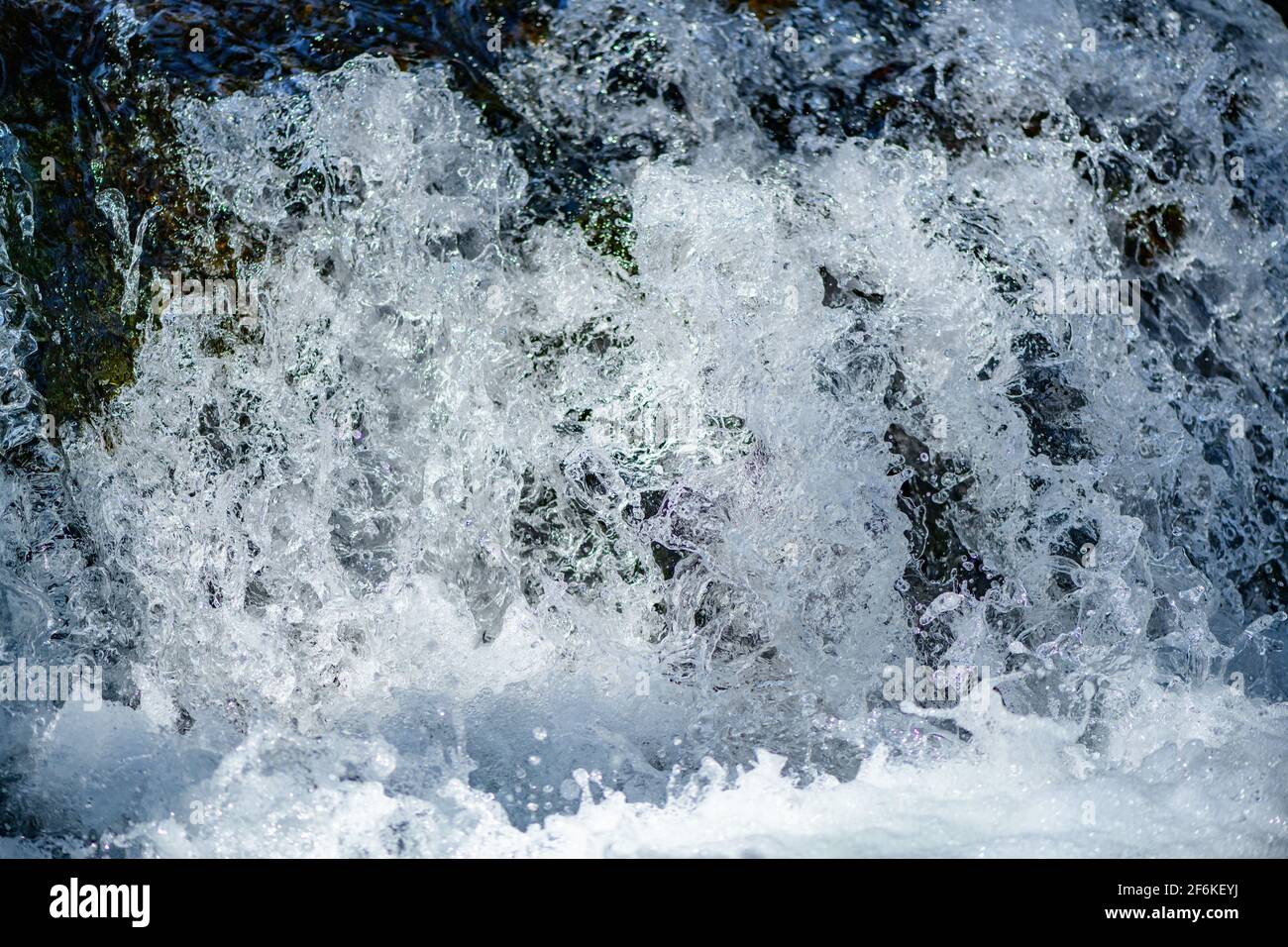 petite cascade près du lac hintere langbathsee dans la région autrichienne salzkammergut Banque D'Images