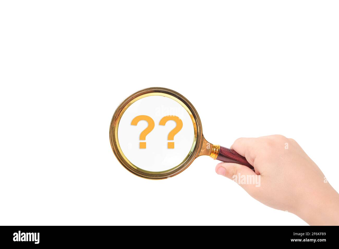 La main d'enfant tient une loupe avec des points d'interrogation sur fond blanc, isoler Banque D'Images
