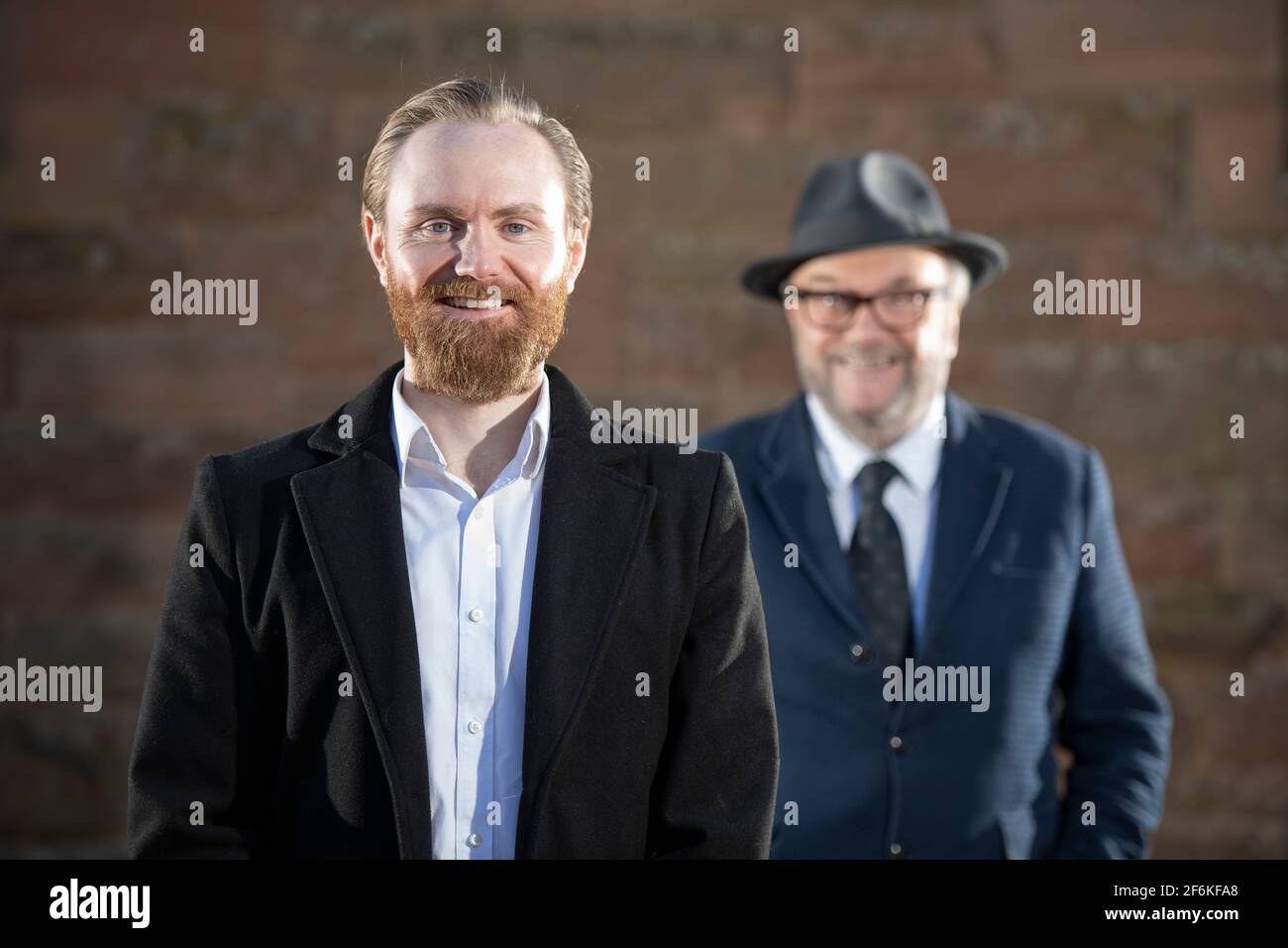 Scone, Perth, Écosse, Royaume-Uni. 1er avril 2021. PHOTO : (G-D) Scott Fenwick - candidat, George Galloway - chef de tous pour le Parti de l'unité. Images exclusives de George Galloway, chef du parti Alliance for Unity. George Galloway est un homme politique, un diffuseur et un écrivain britannique. Il présente actuellement les émissions Mother of All Talk sur radio Spoutnik et Spoutnik sur RT UK. Il est photographié pour son portrait officiel du Parti pour les élections Holyrood du Parlement écossais du 6 mai. Pic Credit: Colin Fisher/Alay Live News Banque D'Images