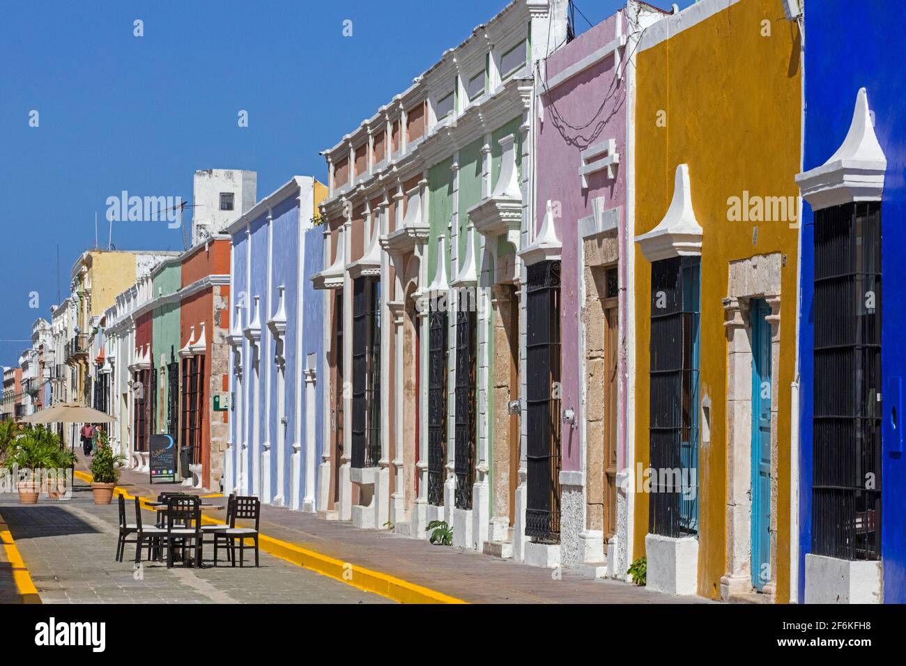 Maisons coloniales colorées dans le centre-ville historique de San Francisco de Campeachy, Campeachy, au sud-est du Mexique Banque D'Images