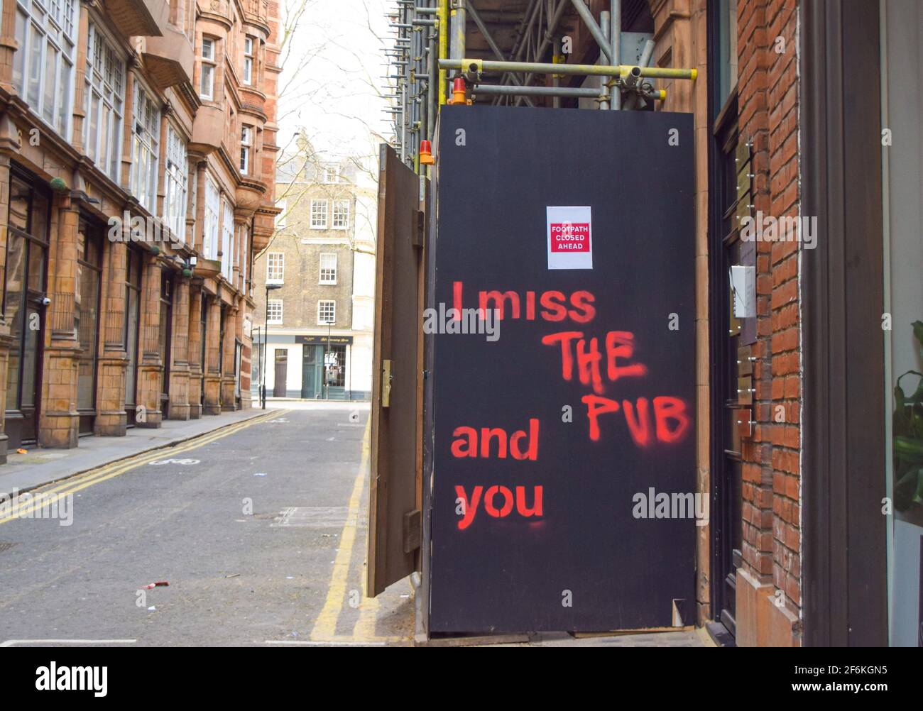 Londres, Royaume-Uni. 1er avril 2021. « I Miss The Pub and You » graffiti dans le centre de Londres. Les pubs, bars et restaurants sont fermés depuis décembre 2020 et doivent rouvrir le 12 avril pour un service extérieur. Credit: Vuk Valcic/Alamy Live News Banque D'Images