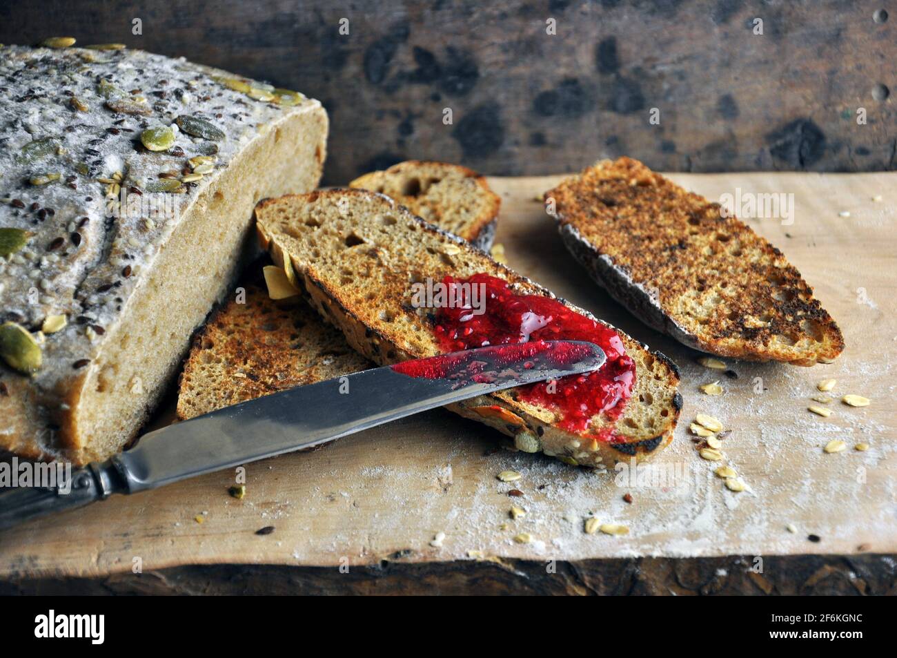 Toast frais avec confiture de baies maison sur fond de bois. Banque D'Images