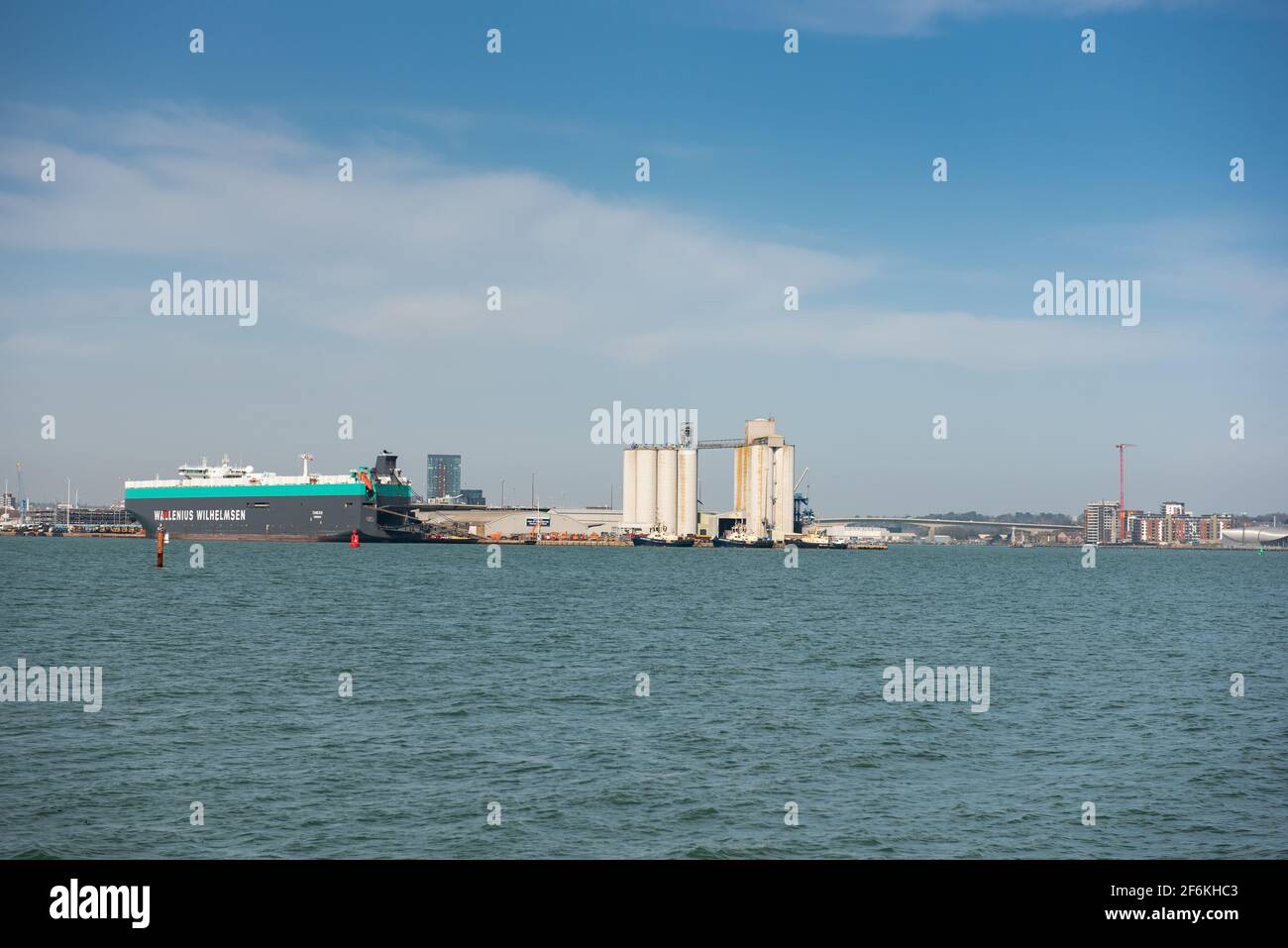 Vue sur les eaux de Southampton depuis le port de plaisance d'Hythe Banque D'Images