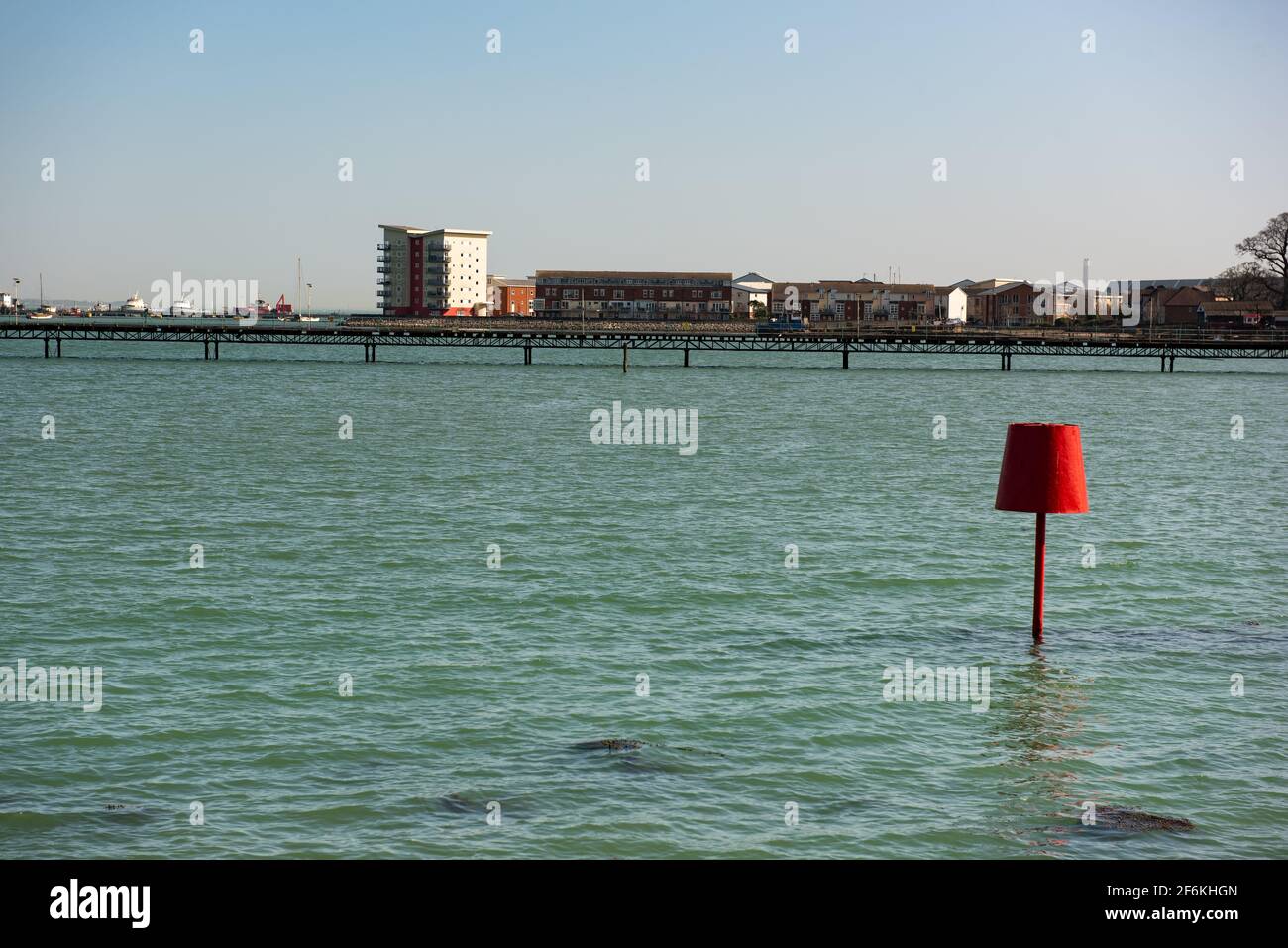 Marqueur rouge en hauteur de marée d'eau Hythe Bay Southampton Banque D'Images