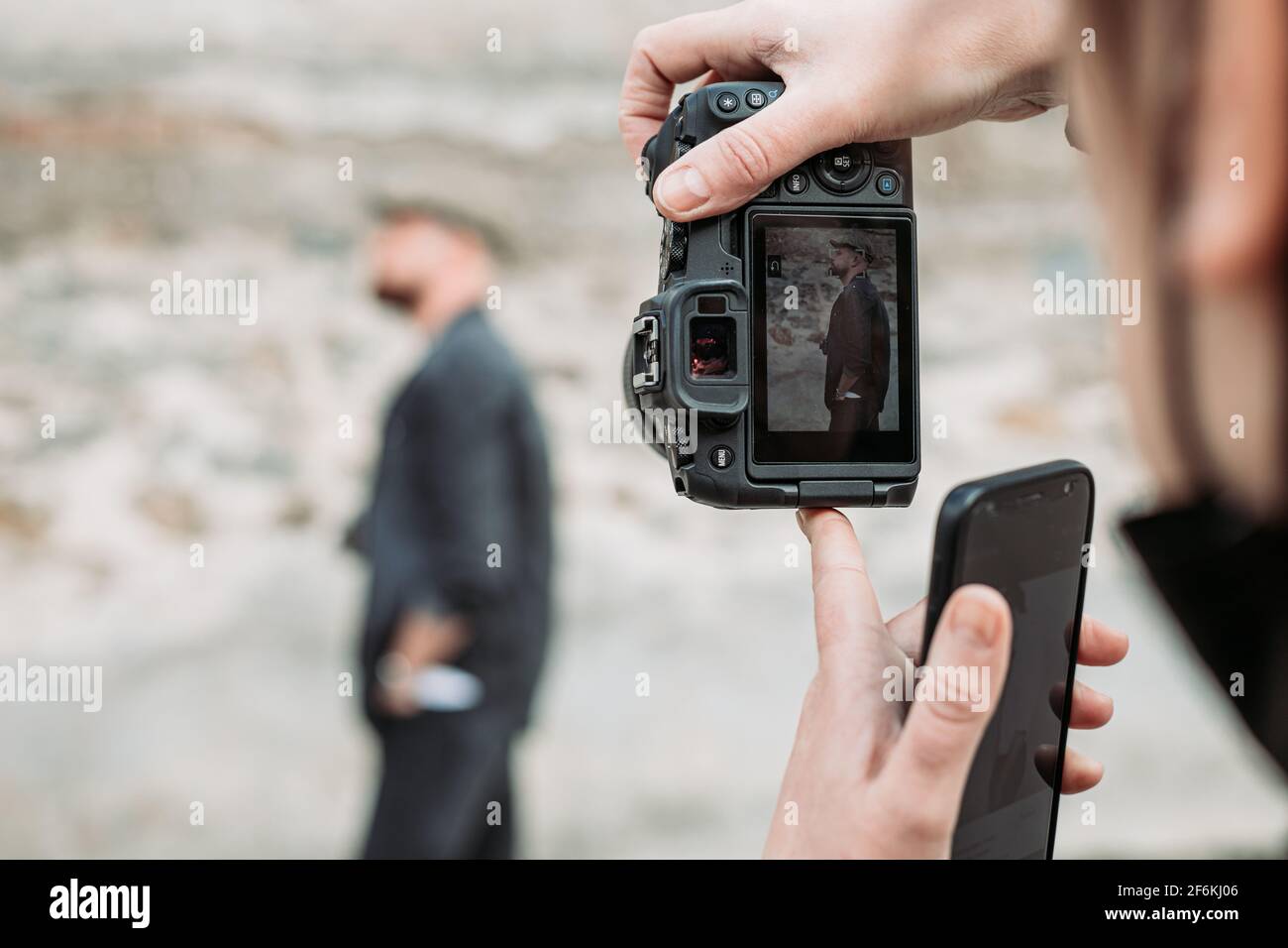 Photographe féminin prenant le portrait d'un jeune homme Banque D'Images