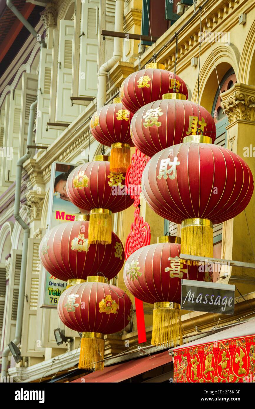 Chinatown, Singapour - le 25 décembre 2013 : lanternes chinoises sur une façade d'un immeuble à Chinatown, à Singapour. Banque D'Images