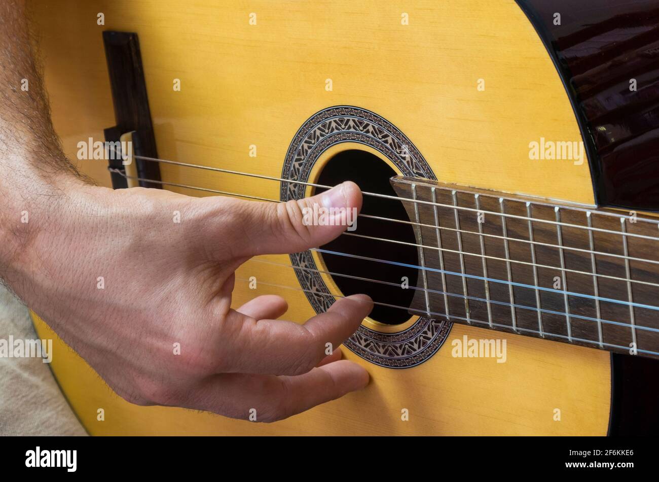 Détail des mains d'un homme tenant la guitare. Concept d'apprentissage pour  jouer de la guitare à la maison Photo Stock - Alamy
