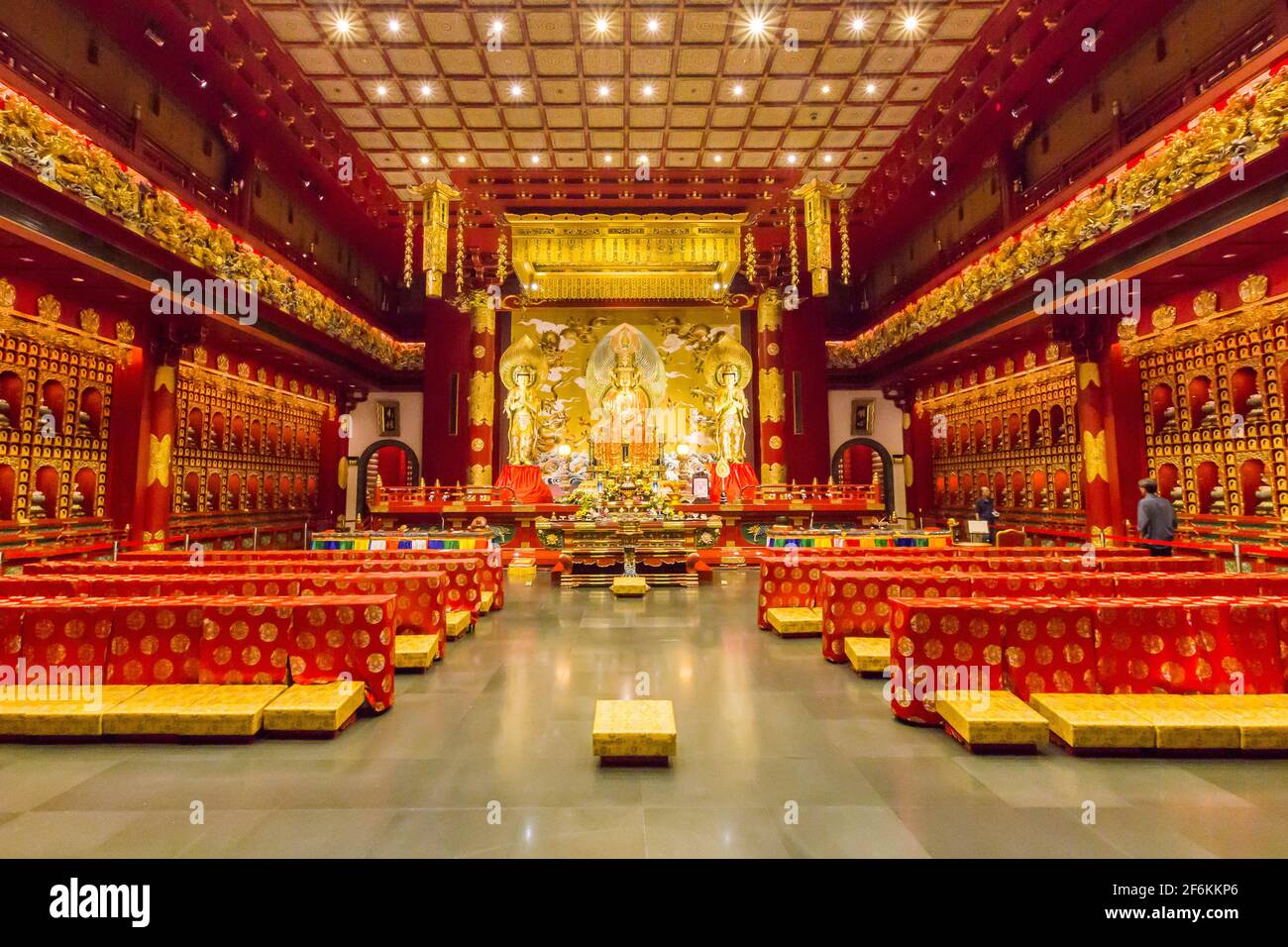 Chinatown, Singapour - le 25 décembre 2013 : l'intérieur de l'Buddha Tooth Relic Temple and Museum de Chinatown, à Singapour. Banque D'Images