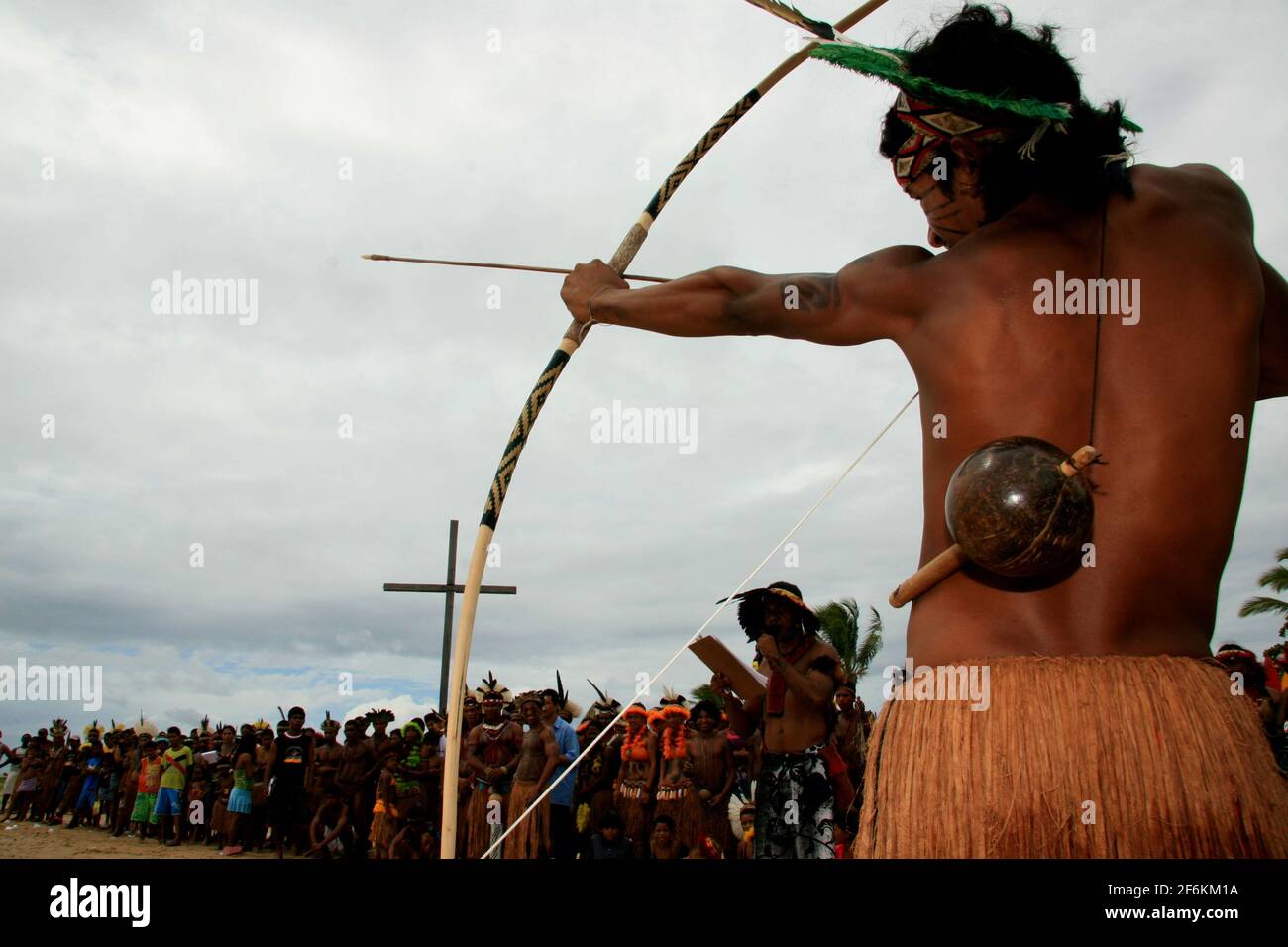 santa cruz cabralia, bahia / brésil - 19 avril 2009: pataxo indien est vu en utilisant l'arc et la flèche pendant la copetition dans les jeux indigènes de la Coroa Banque D'Images