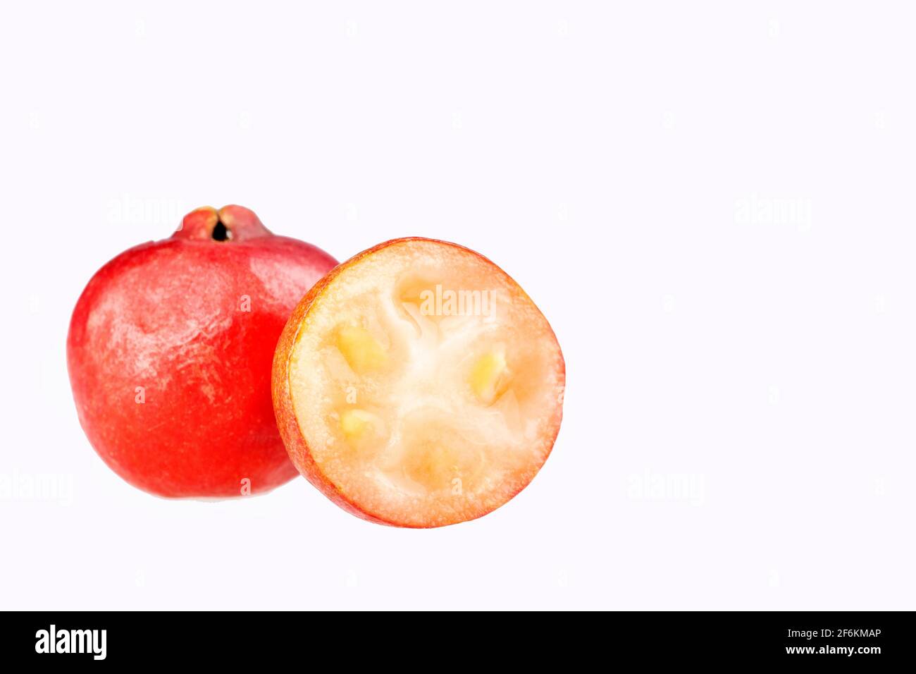 Psidium cattleianum - Guavas fraise. Espace de texte Banque D'Images