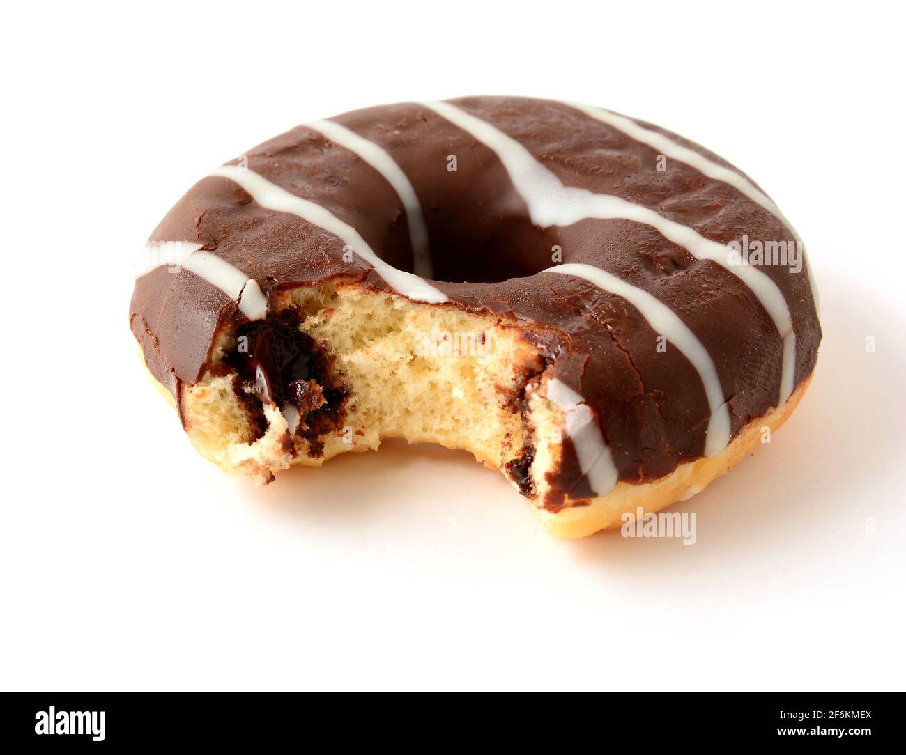 Un beignet de chocolat avec morsure manquante et rayures de sucre sur fond blanc. Banque D'Images