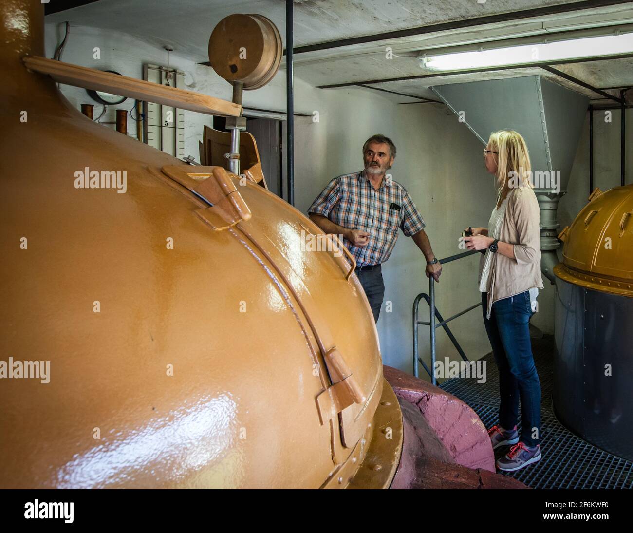 Avec Rudi Loistl entre le mash tun et le brew bouilloire de la brasserie commune de Windischeschenbach Banque D'Images