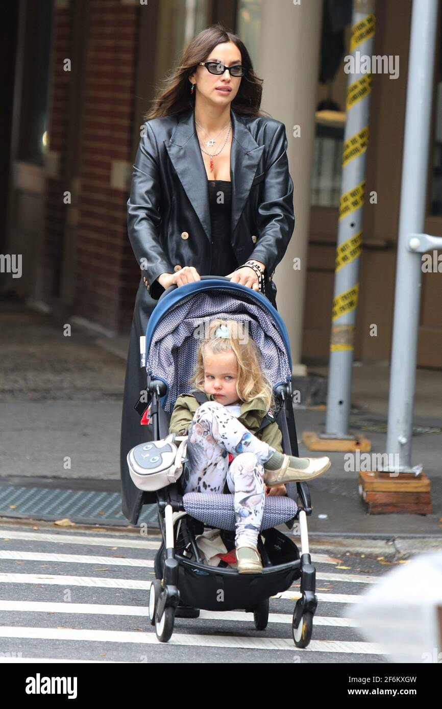 New York - NY - 20201111 Irina Shayk emmène sa fille Lea Cooper à l'école dans le centre-ville. -EN PHOTO : Irina Shayk Jose Perez Banque D'Images