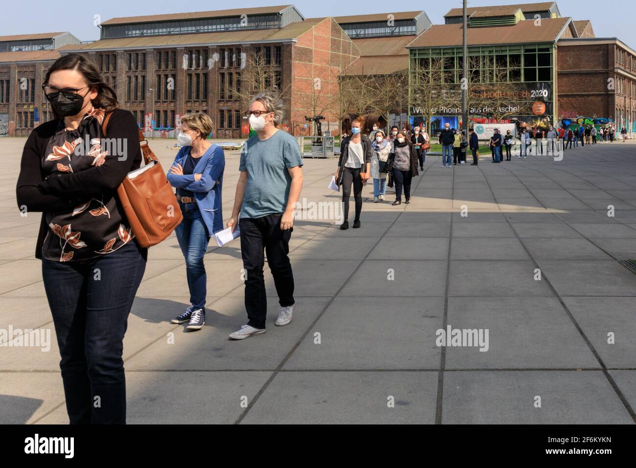 Dortmund, Rhénanie-du-Nord-Westphalie, 1er avril 2021. Une longue file d'attente de personnes ayant reçu des rendez-vous de vaccination s'est formée à l'extérieur du principal centre de vaccination de Dortmund, au Warsteiner Music Hall, Phoenix West, normalement un lieu de musique situé dans un site patrimonial industriel de aciéries. La campagne allemande de vaciation gagne enfin un certain rythme avec ceux des années 70 (et 60 ans dans certaines régions), ainsi que les enseignants et le personnel des crèches, les travailleurs médicaux, de soins et de thérapie, les coiffeurs et les keyWorkers qui reçoivent tous leurs jabs. Credit: Imagetraceur/Alamy Live News Banque D'Images