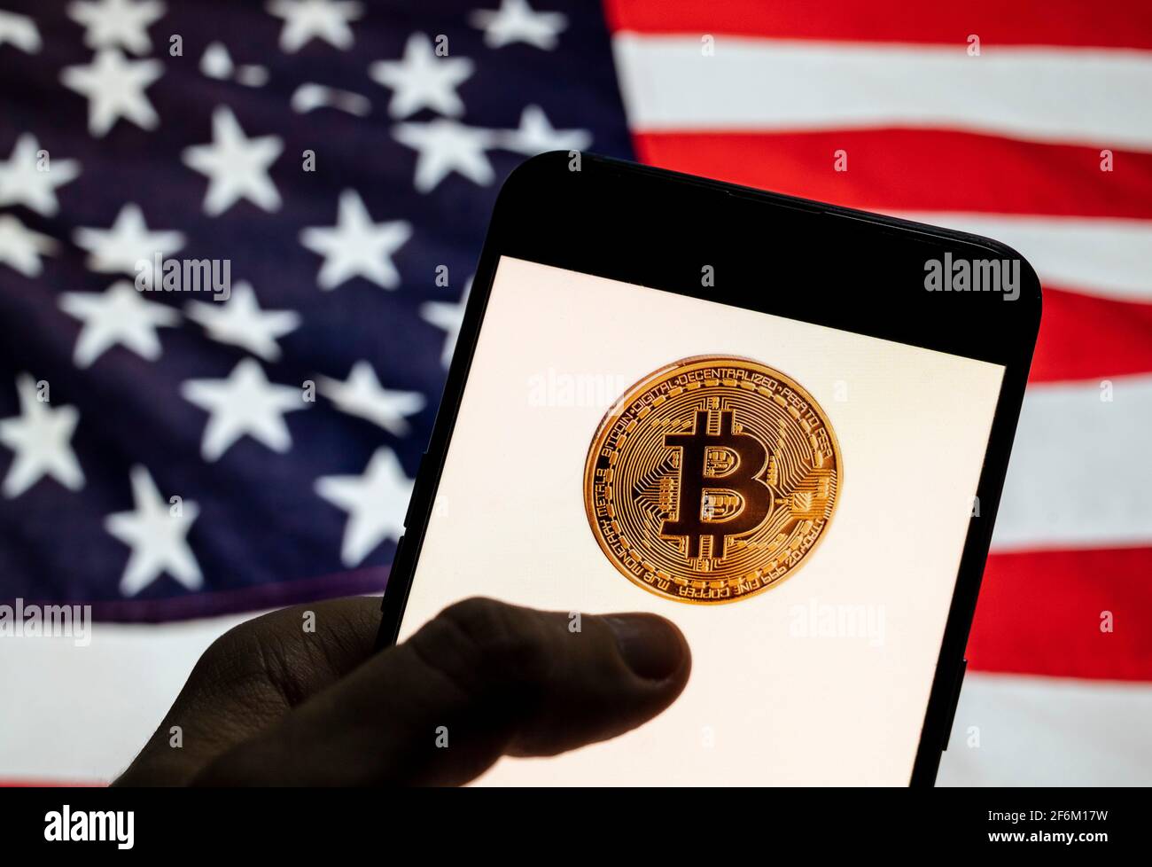 Chine. 02 avril 2021. Dans cette illustration, le logo de la crypto-monnaie électronique en argent comptant (BTC, BCH) est visible sur un appareil mobile Android avec les États-Unis d'Amérique (USA), communément appelés États-Unis (États-Unis ou États-Unis), drapeau en arrière-plan. (Photo de Budrul Chukrut/SOPA Images/Sipa USA) crédit: SIPA USA/Alay Live News Banque D'Images