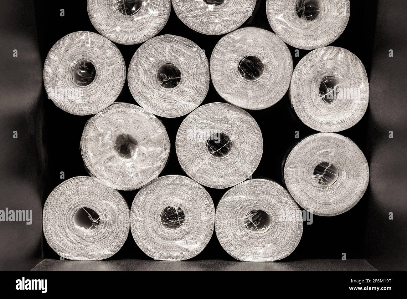 Gros plan de rouleaux de papier peint blanc dans une quincaillerie. Banque D'Images