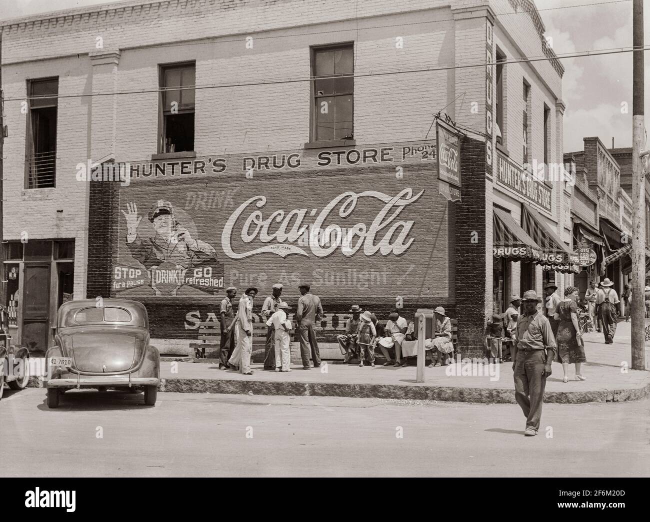 Panneau d'affichage Coca Cola sur le Hunter’s Drug Store. Scène générale, rue principale. Greensboro, comté de Greene, Géorgie. 1939. Banque D'Images