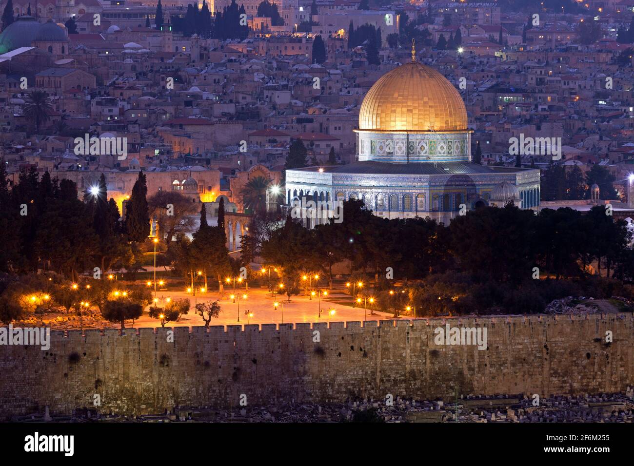 Israël, Jérusalem, Dôme du Rocher, mosquée illuminée la nuit Banque D'Images