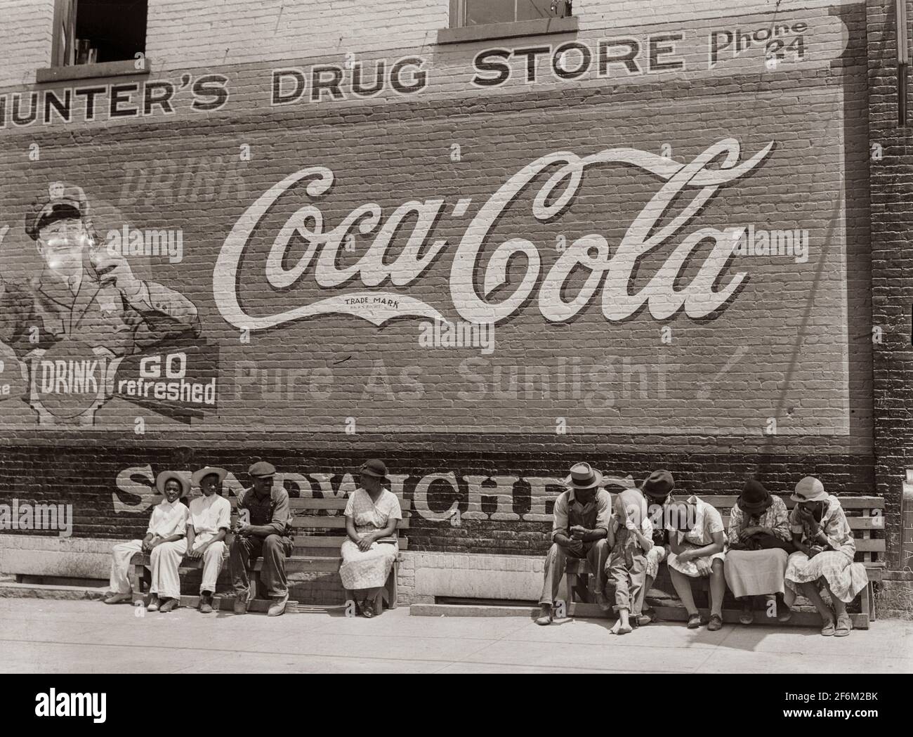 Panneau d'affichage Coca Cola sur le Hunter’s Drug Store. Scène générale, rue principale. Greensboro, comté de Greene, Géorgie. 1939. Banque D'Images