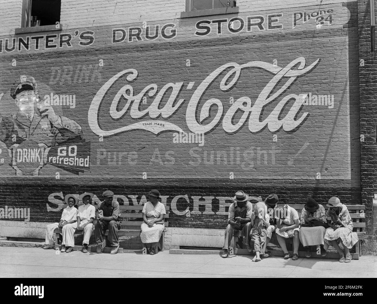 Panneau d'affichage Coca Cola sur le Hunter’s Drug Store. Scène générale, rue principale. Greensboro, comté de Greene, Géorgie. 1939. Banque D'Images