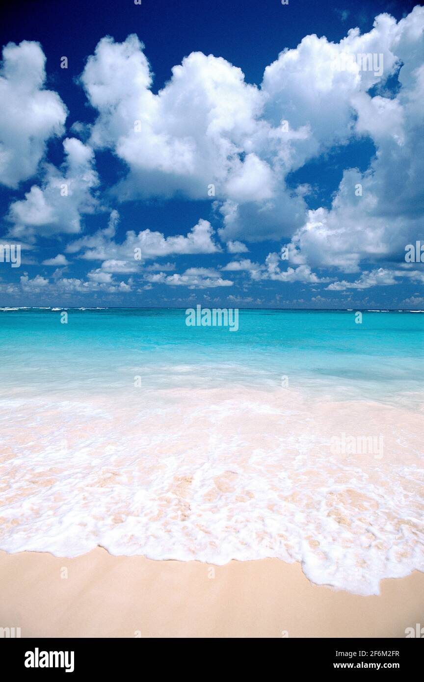 République Dominicaine, Punta Cana, Bavaro Beach Mer des Caraïbes, surf et nuages puffy Banque D'Images