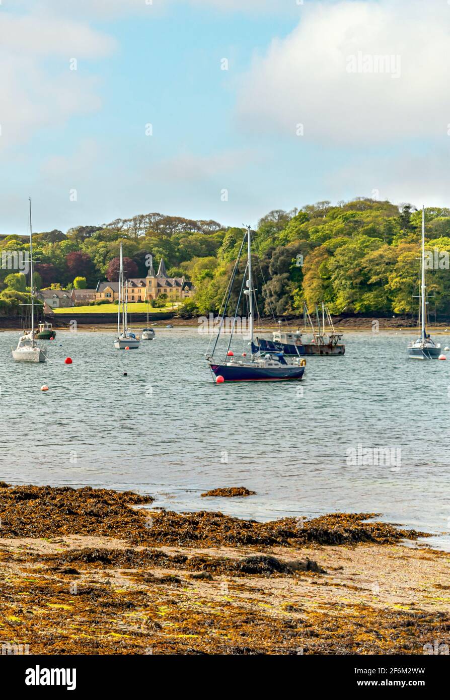 Bateaux à voile sur la côte près de St.Mawes, avec la place House à l'arrière-plan, Cornwall, Angleterre, Royaume-Uni Banque D'Images