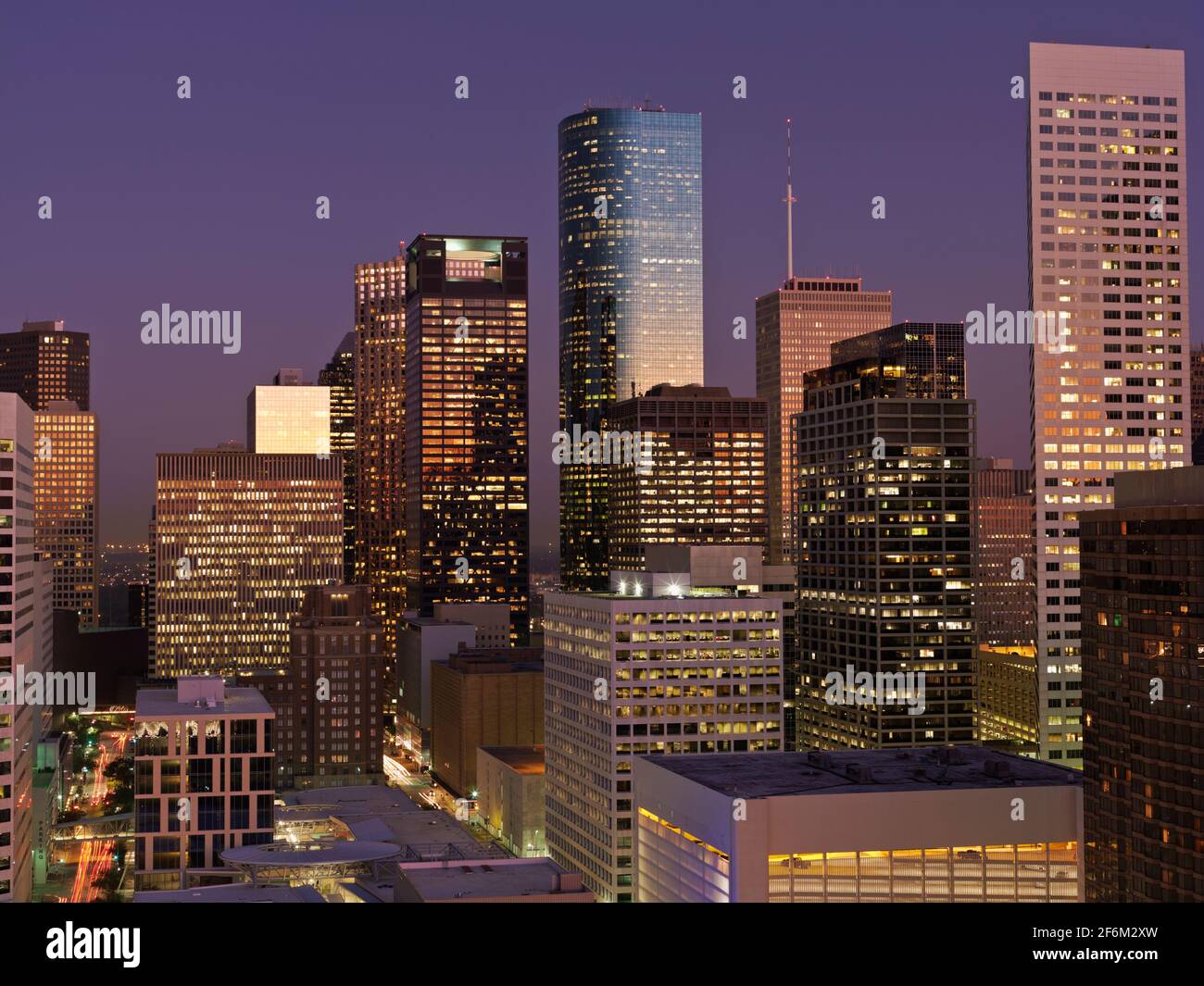 USA, Texas, Houston, les gratte-ciel de Houston illuminés à l'aube Banque D'Images