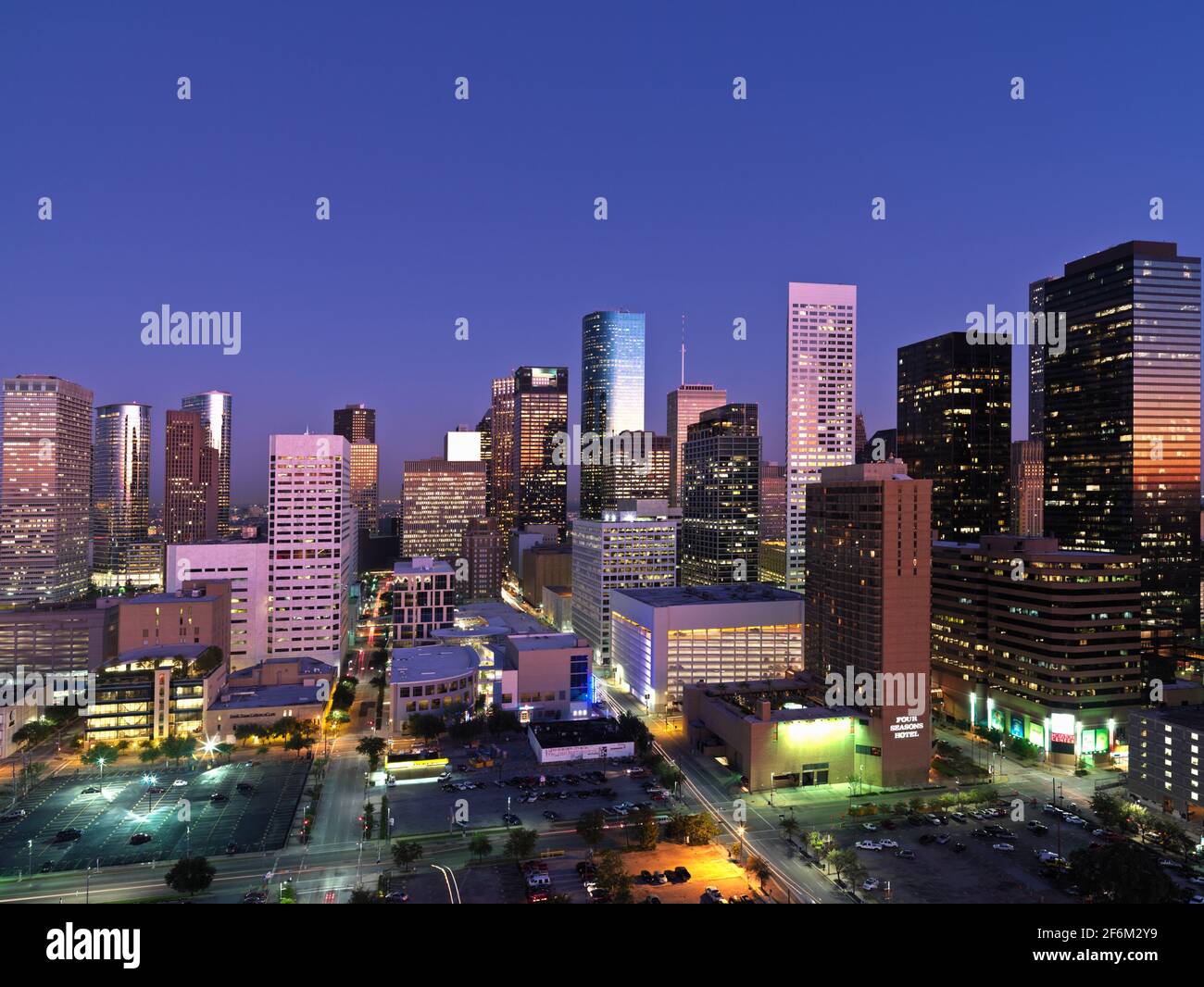 USA, Texas, Houston, les gratte-ciel de Houston illuminés à l'aube Banque D'Images