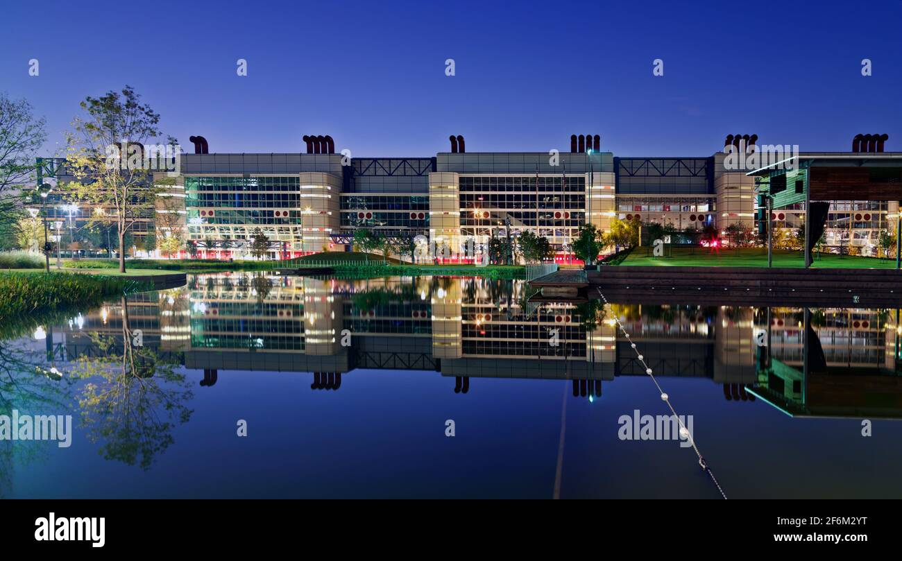 USA,Texas,Houston,George R. Brown Convention Center réflexion dans une piscine dans Discovery Park Banque D'Images
