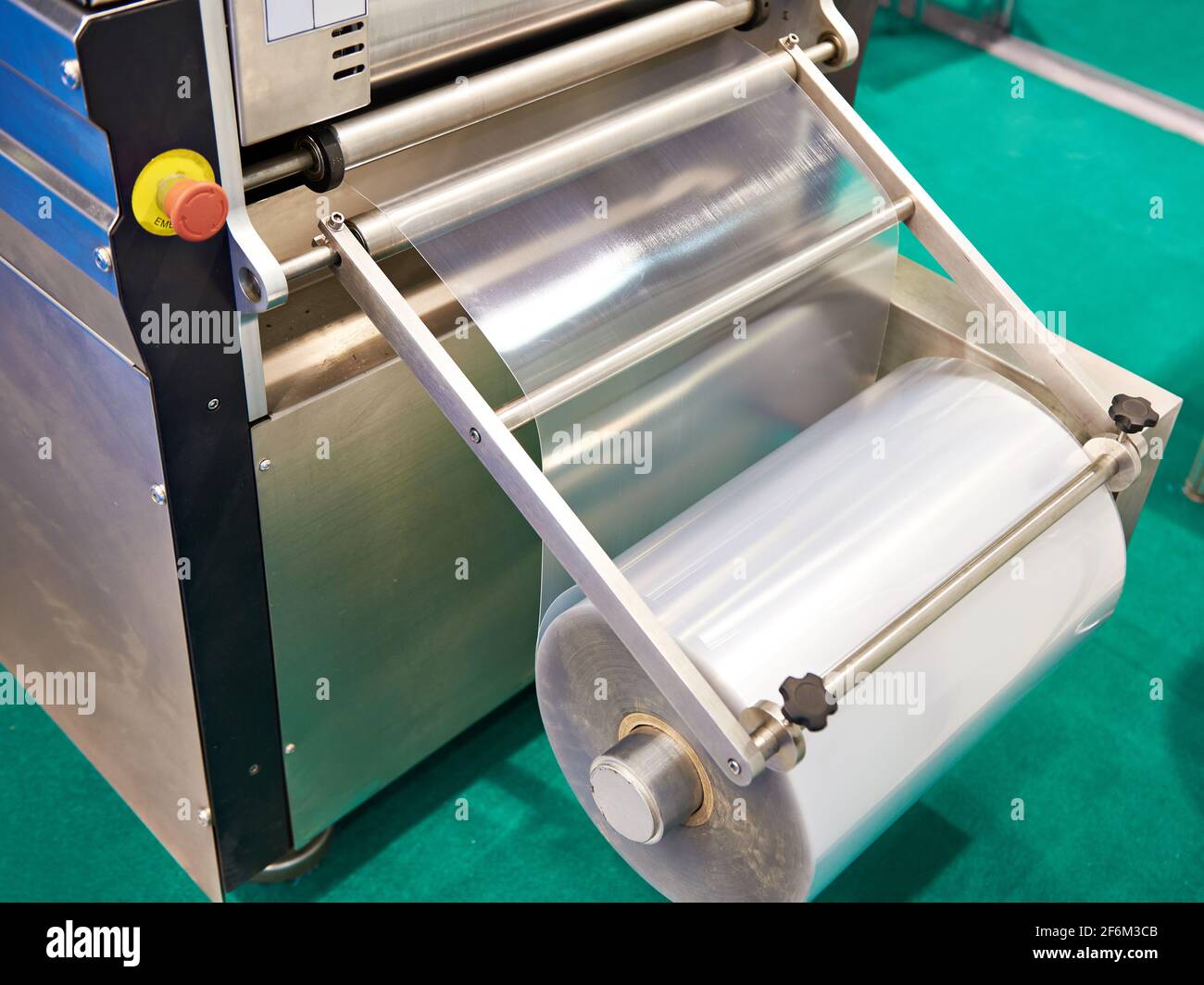 Rouleau de film d'emballage sur l'usine alimentaire de la machine Photo  Stock - Alamy