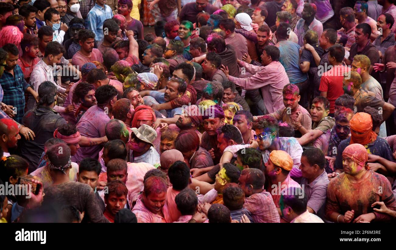Barpeta, Inde. 29 mars 2021. Les gens célèbrent le festival Holi au terrain de Barpeta Satra Namghar, dans le cadre de la pandémie du coronavirus COVID-19, à Barpeta, en Inde. Les dévotés célèbrent avec une expression spontanée de joie en jouant avec de la poudre colorée et en chantant des chansons Holi. Crédit : David Talukdar/Alay Live News Banque D'Images