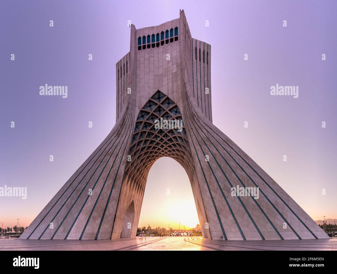 Vue au coucher du soleil sur la Tour Azadi (Tour de la liberté) à Téhéran, Iran Banque D'Images