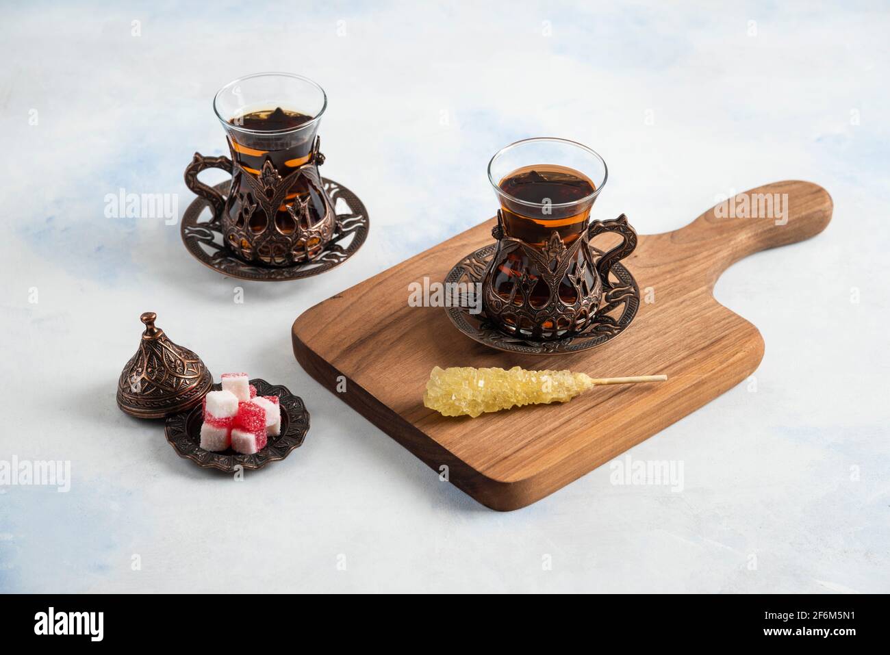 Service de thé turc. Thé parfumé et sucreries Banque D'Images
