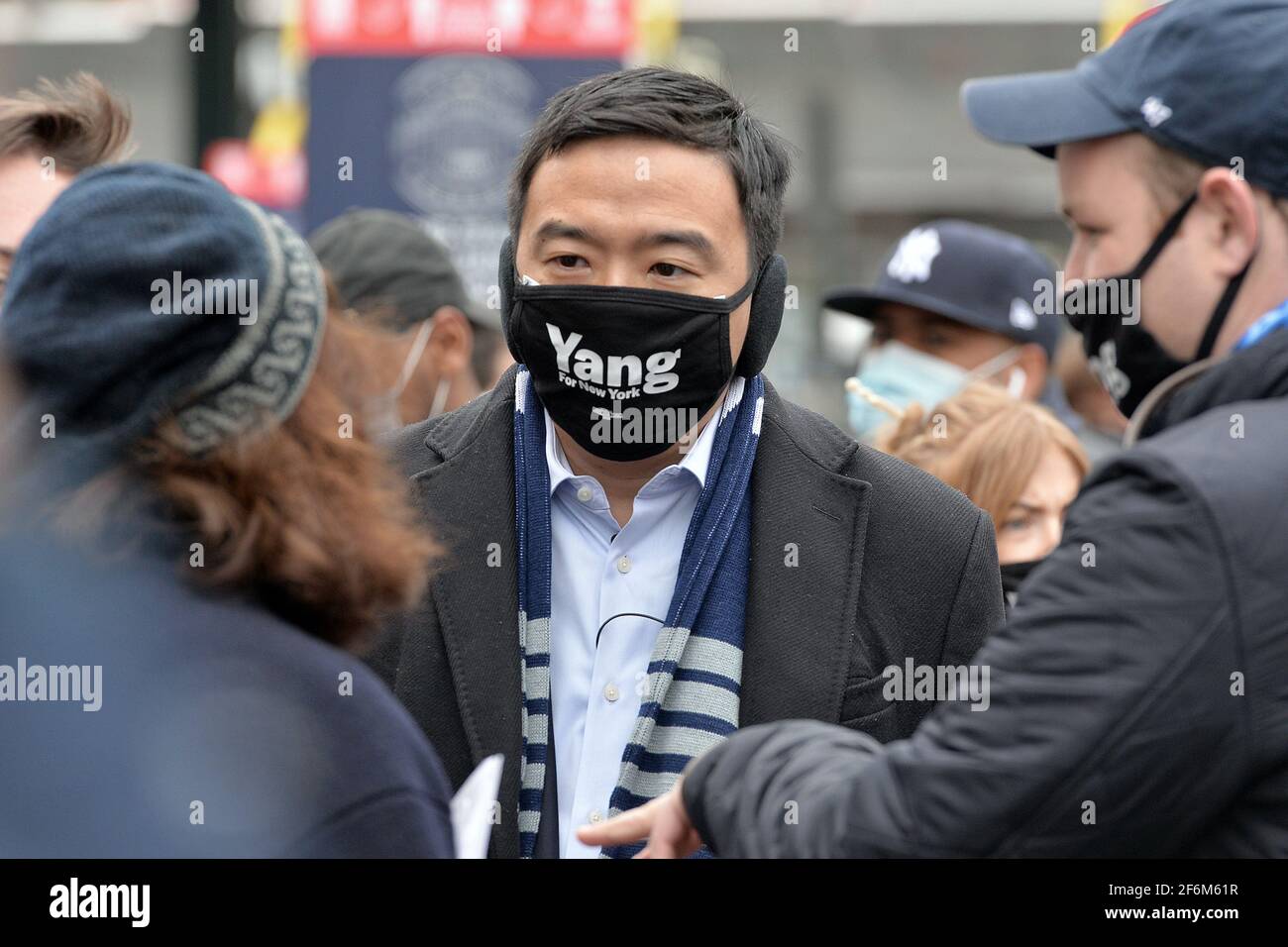 New York, États-Unis. 1er avril 2021. Andrew Yang, candidat à la mairie de New York, accueille des fans au match d'ouverture de la saison des New York Yankees contre les Blue Jays de Toronto, dans le quartier Bronx de New York, NY, le 1er avril 2021. (Photo par Anthony Behar/Sipa USA) crédit: SIPA USA/Alay Live News Banque D'Images