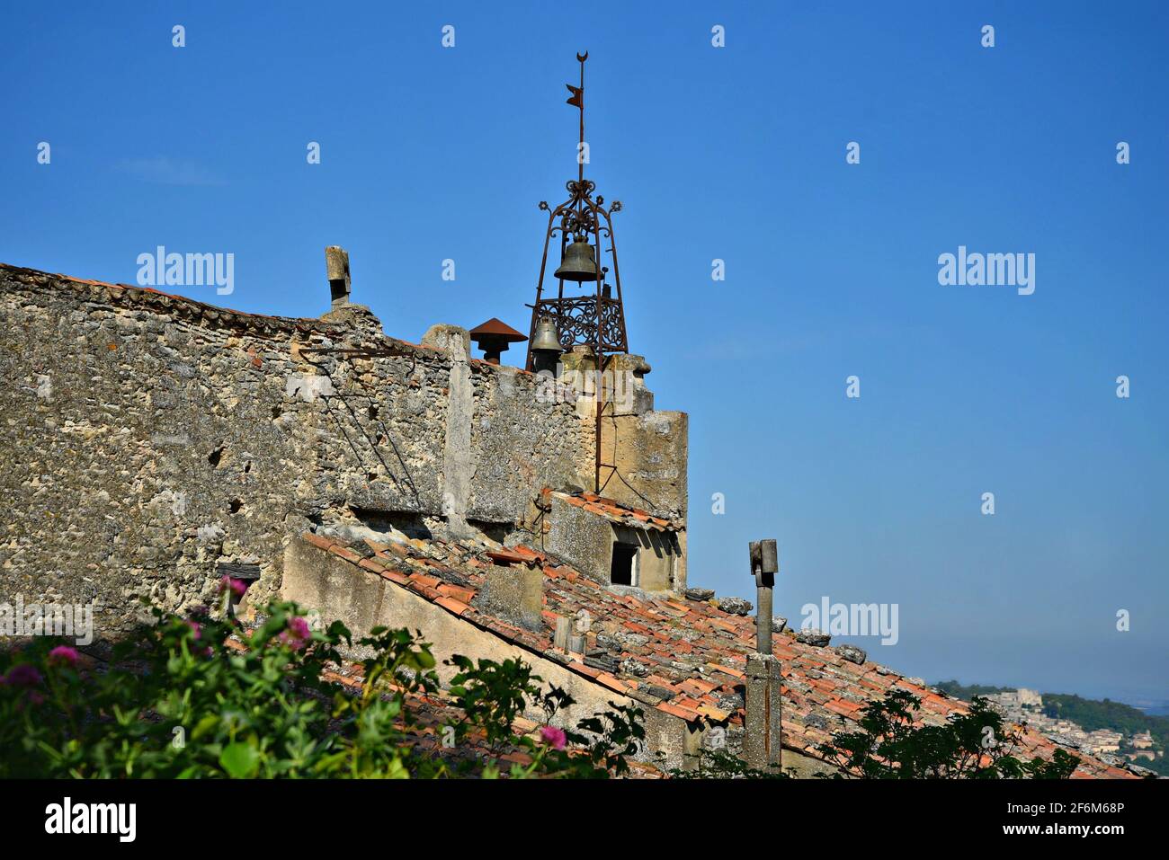 Paysage avec vue panoramique sur la vieille église de Saint-Sauveur de style roman à Bonnieux, Vaucluse, Provence-Alpes-Côte d'Azur France. Banque D'Images