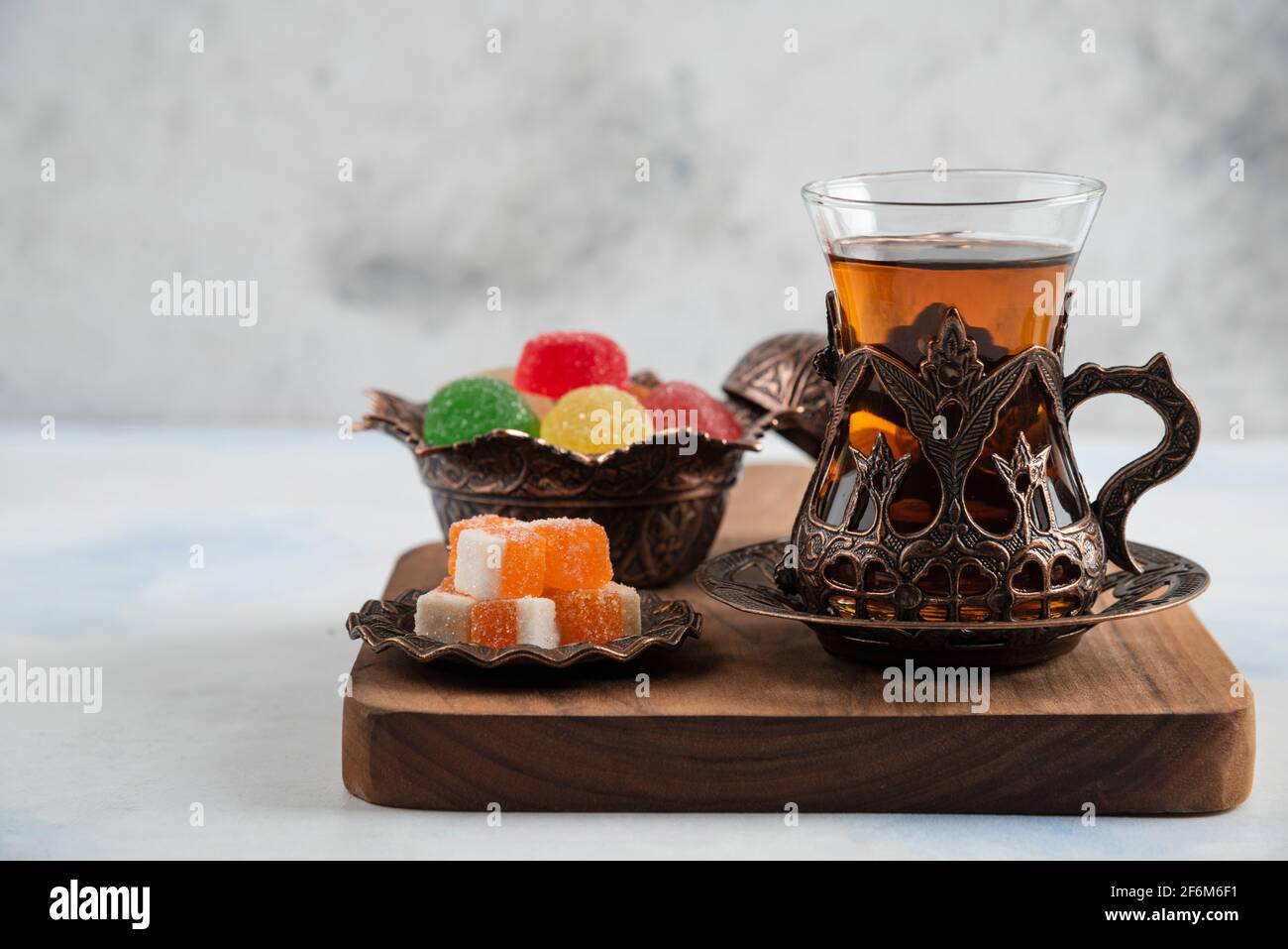 Service de thé turc. Thé et bonbons parfumés sur bois Banque D'Images