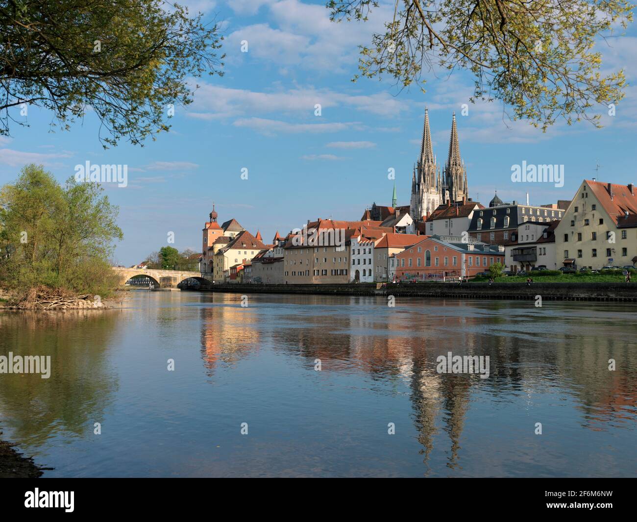Blick über Donau auf Regensburg mit Dom St. Peter, Steinerne Brücke, Regensburg, Oberpfalz, Bayern, Deutschland, Europa | vue sur le Danube Banque D'Images