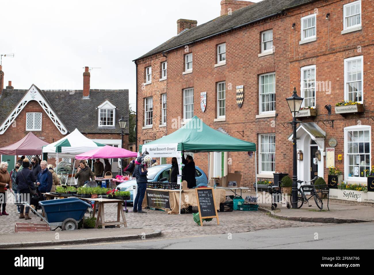 Farmers Sunday Market qui se déroule sur la place du marché, Market Bosworth, Leicestershire. Une petite ville typique marché anglais du dimanche vendant des aliments, des boissons, des plantes et des légumes. La photo a été prise lors de la fermeture de Covid juste avant que les restrictions commencent à être assouplies en Angleterre. Banque D'Images