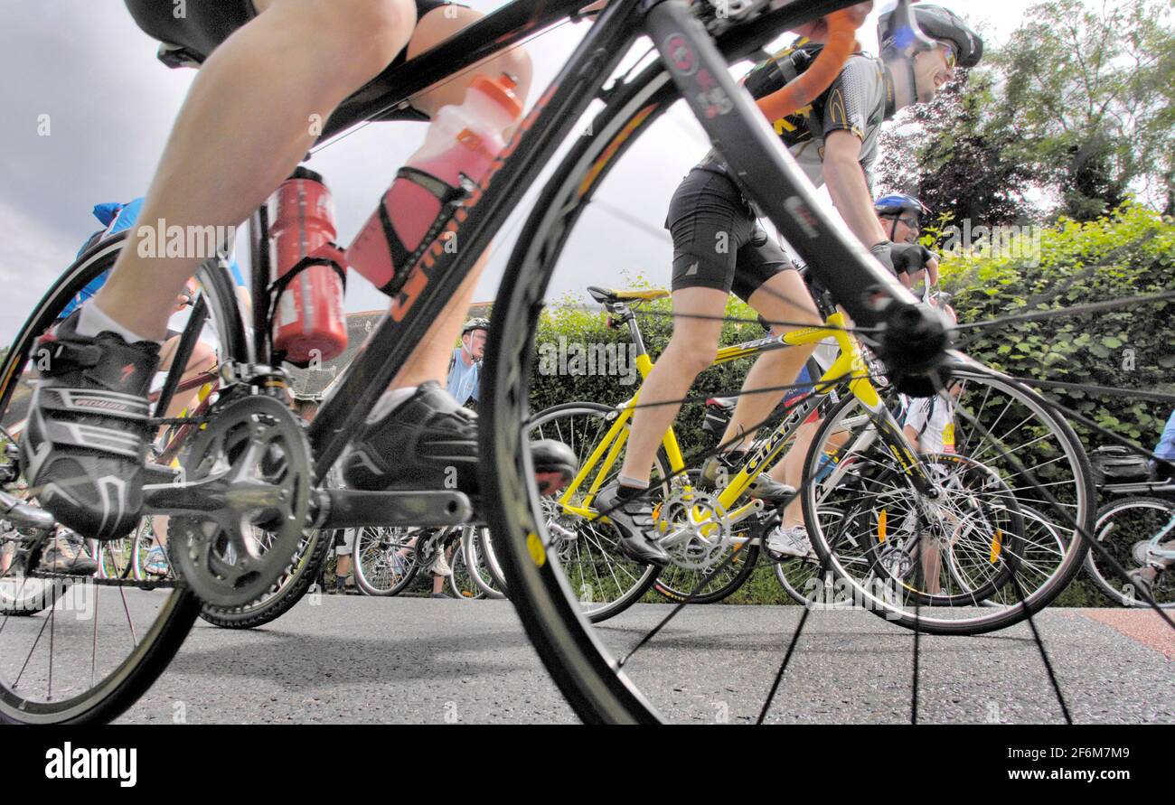 TRAJET EN VÉLO DE LONDRES À BRIGHTON 2007 À PARTIR DE LA COLLINE DES TOURNEURS SUSSEX LE TRAJET À MI-CHEMIN EST ORGANISÉ PAR LA BRITISH HART FOUNDATION. 27500 PERSONNES PARTICIPENT 17/3/6/07. PHOTO DAVID ASHDOWN Banque D'Images