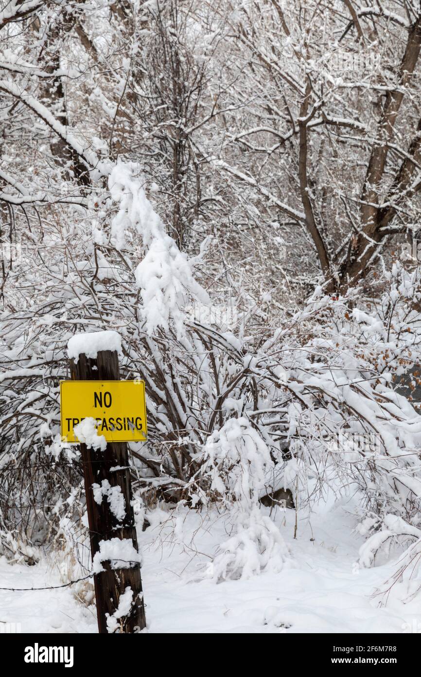 Wheat Ridge, Colorado - UN panneau « no intrusion » le long d'un sentier public près de Clear Creek dans la banlieue de Denver après une chute de neige. Banque D'Images