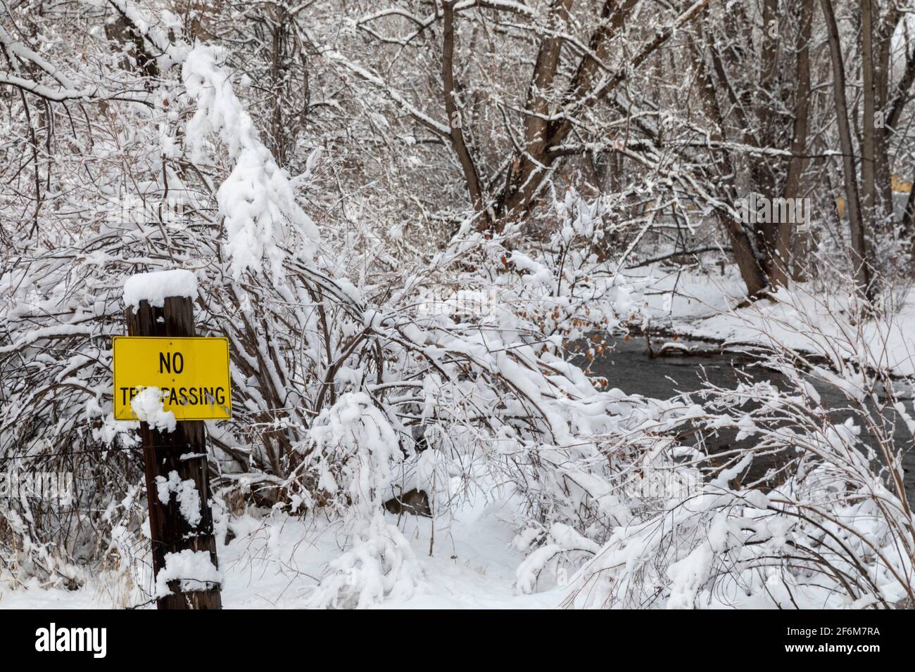 Wheat Ridge, Colorado - UN panneau « no intrusion » le long d'un sentier public près de Clear Creek dans la banlieue de Denver après une chute de neige. Banque D'Images