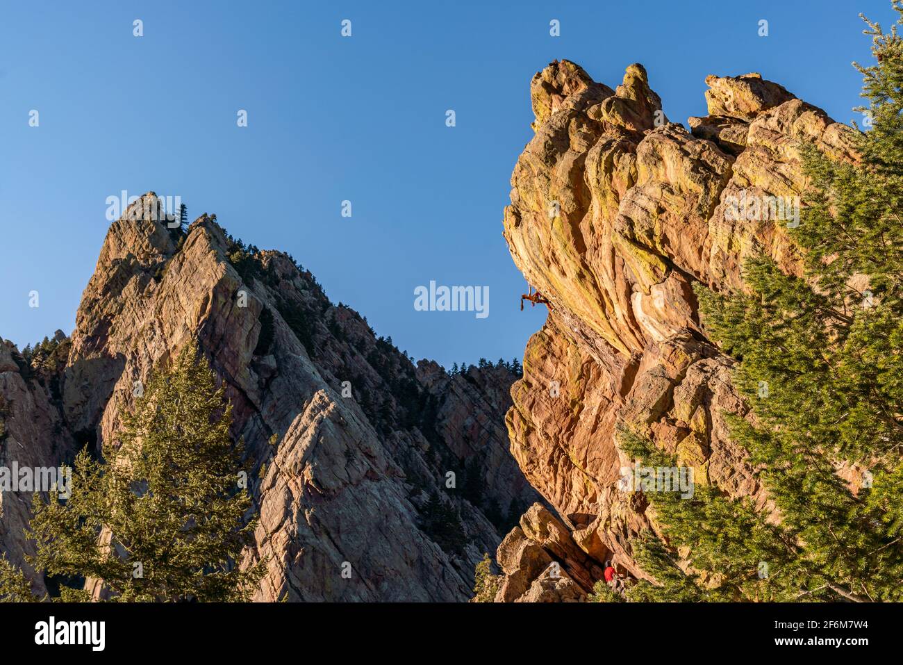 Femme Climber en route sur l'un des parcours les plus difficiles d'Eldorado Canyon. Banque D'Images