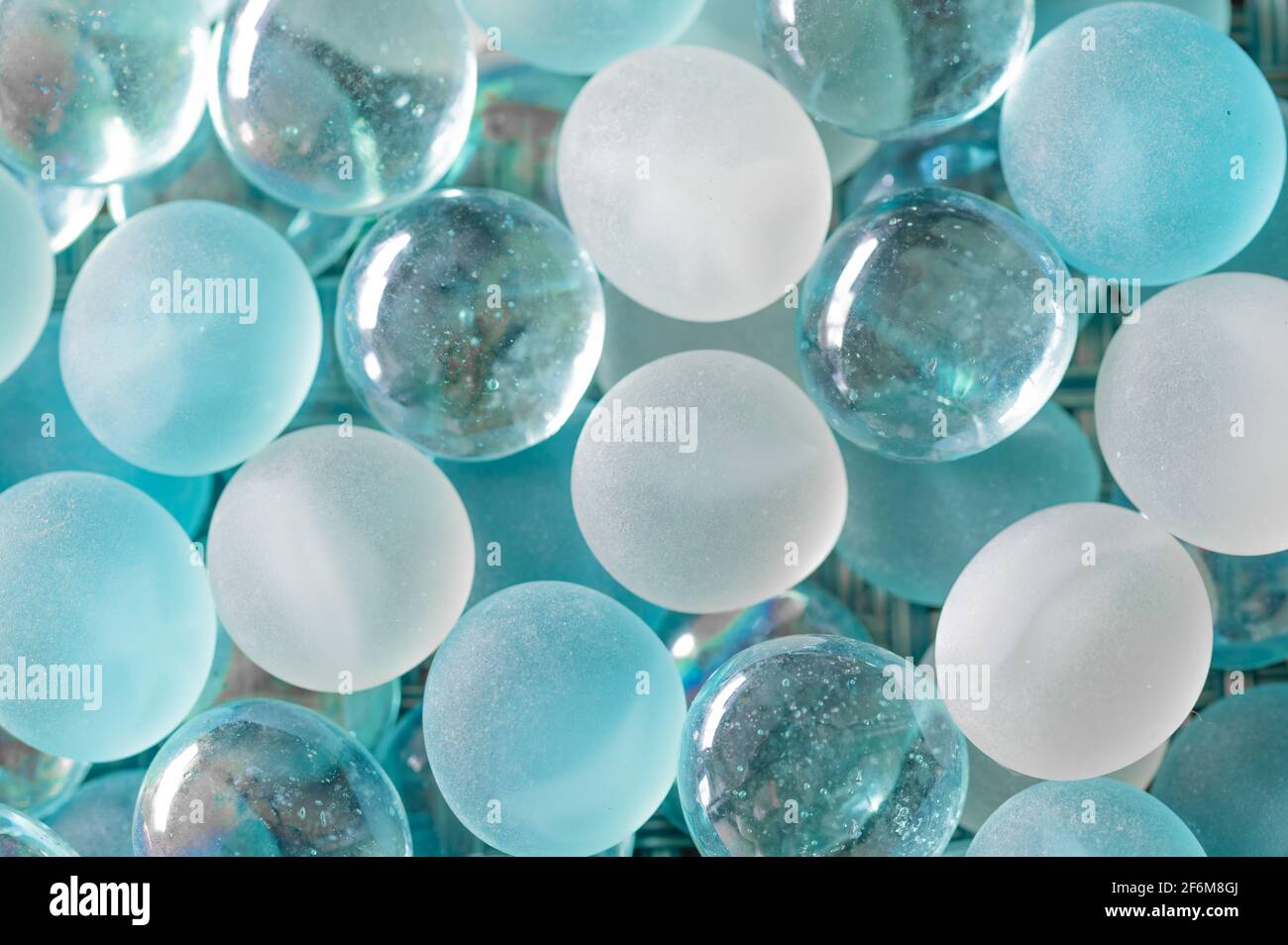 Billes de verre blanches, bleues et transparentes Banque D'Images