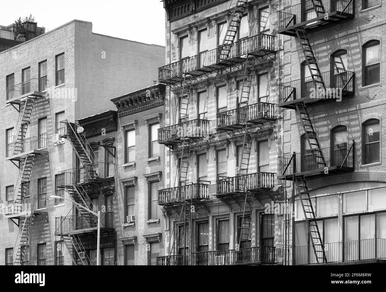 Photo en noir et blanc des vieux bâtiments de New York avec des évasions de feu, États-Unis. Banque D'Images