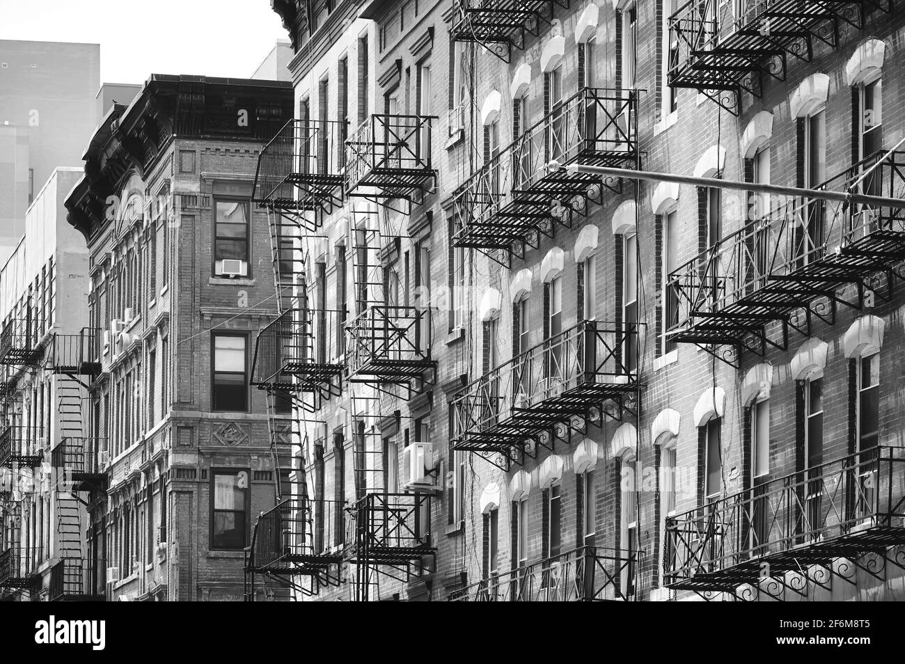 Photo en noir et blanc des vieux bâtiments de New York avec des évasions de feu, États-Unis. Banque D'Images
