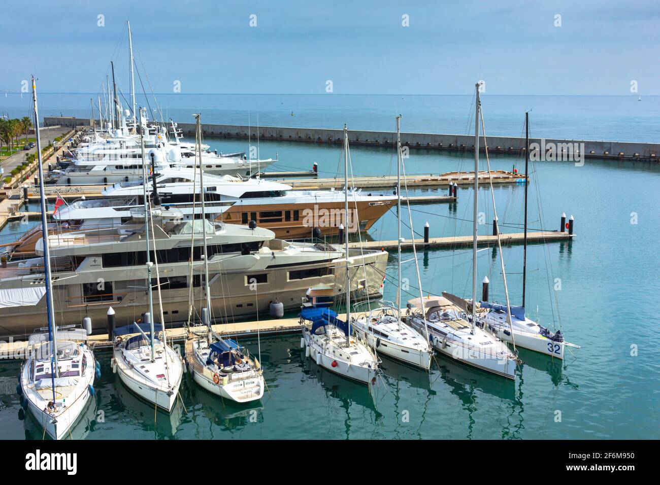 Port maritime dans un port méditerranéen de Barcelone, Espagne Banque D'Images