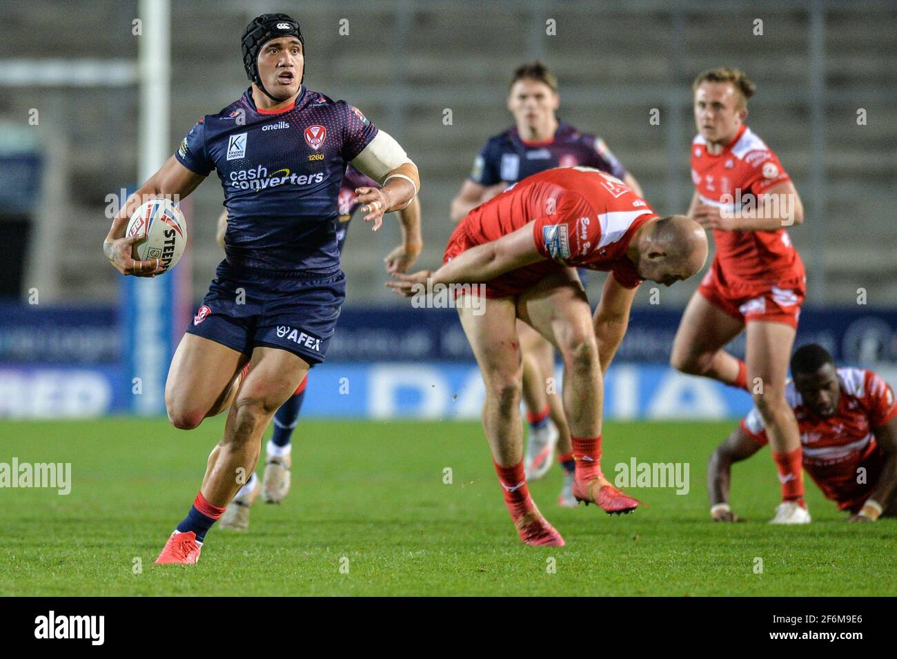 St. Helens, Angleterre - 1er avril 2021 - Sione Matat'utia de St Helens fait une pause lors de la ligue de rugby Betfred Super League Round 2 Hull Kingston Rovers vs St. Helens au stade Totally Wicked, St. Helens, UK Dean Williams/Alay Live News Banque D'Images
